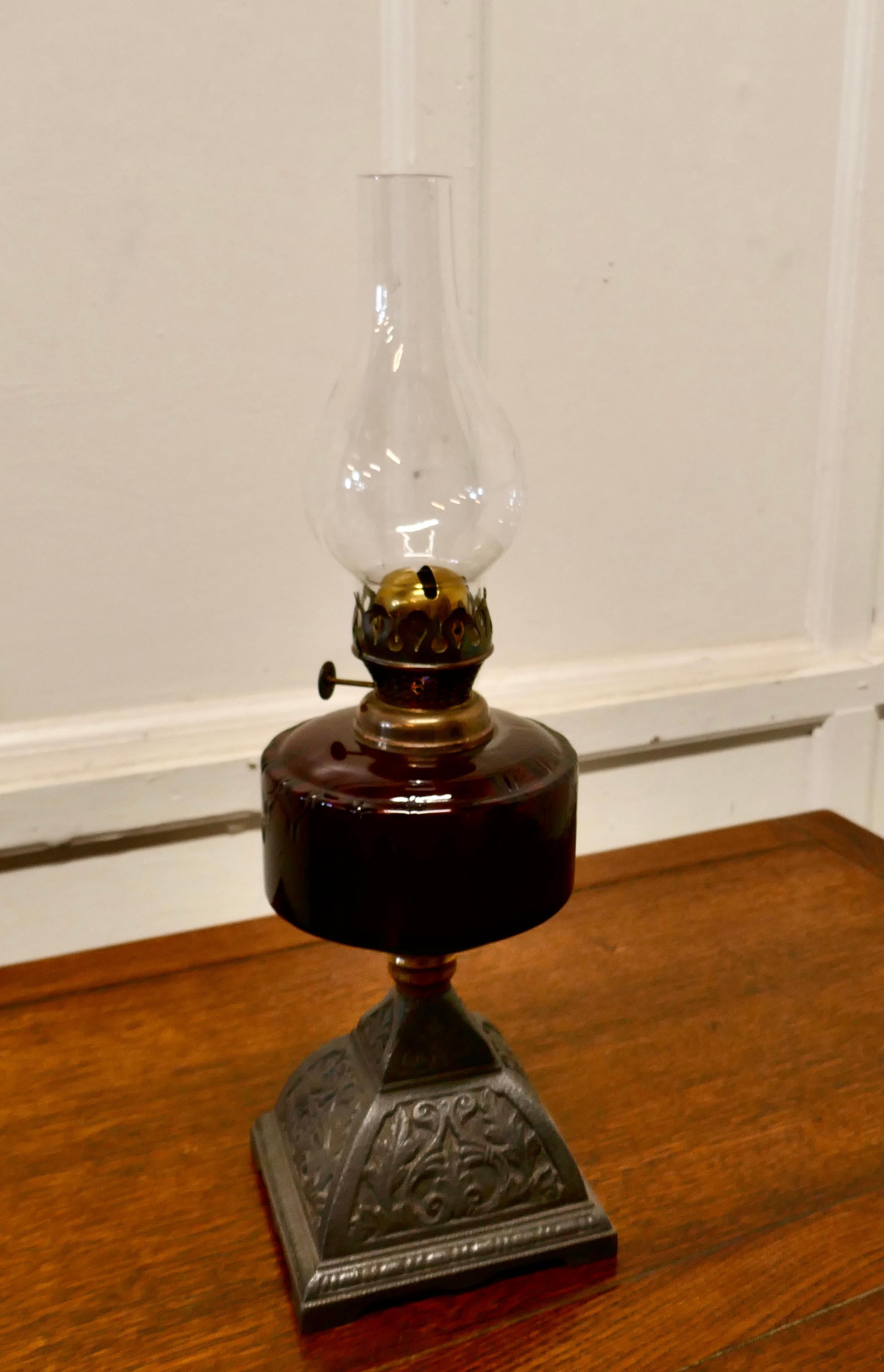 Lampe à huile en verre canneberge sur socle décoratif en fer Bon état - En vente à Chillerton, Isle of Wight