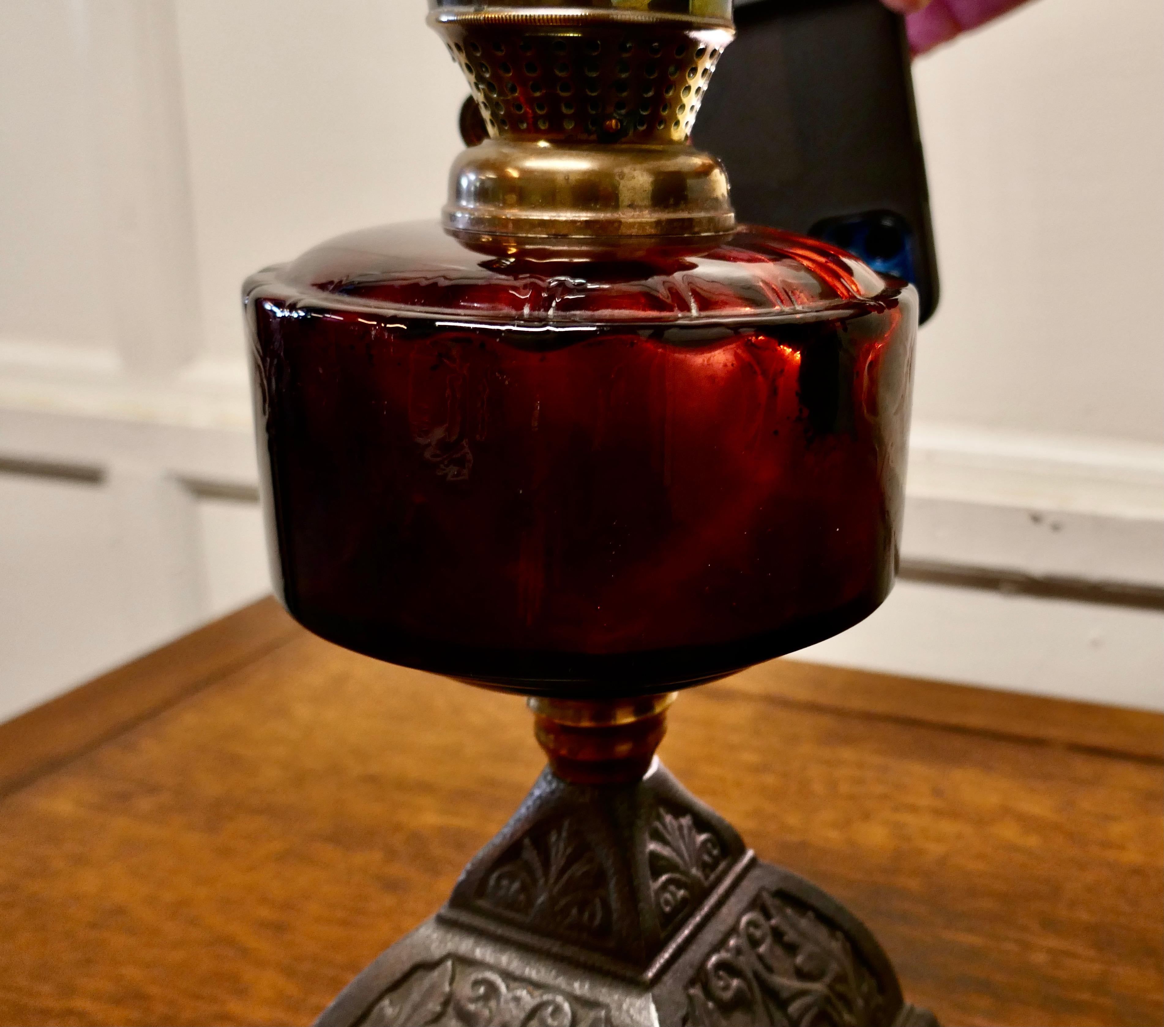 XIXe siècle Lampe à huile en verre canneberge sur socle décoratif en fer en vente