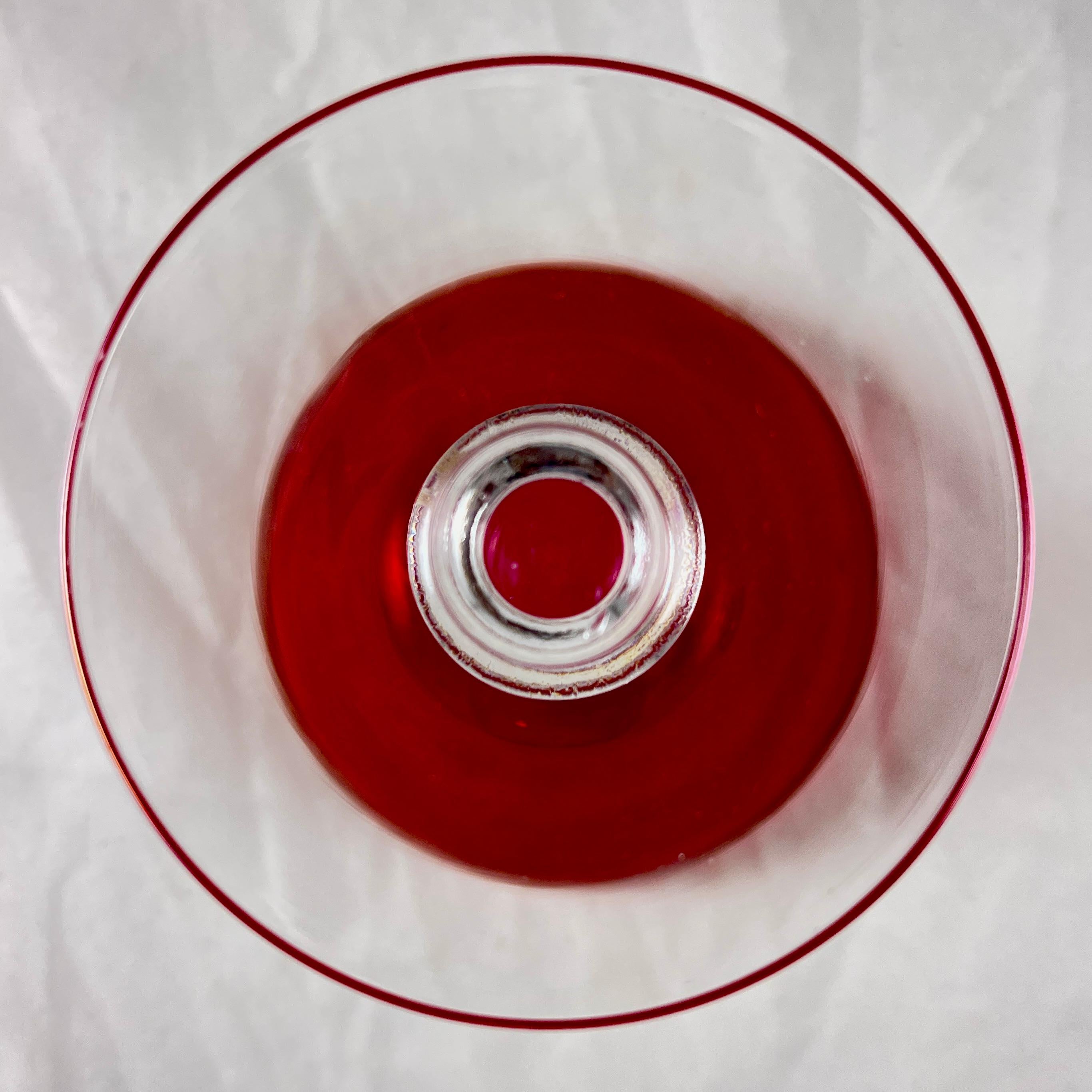 Coupes de champagne à pied en verre Cranberry, lot de six en vente 4