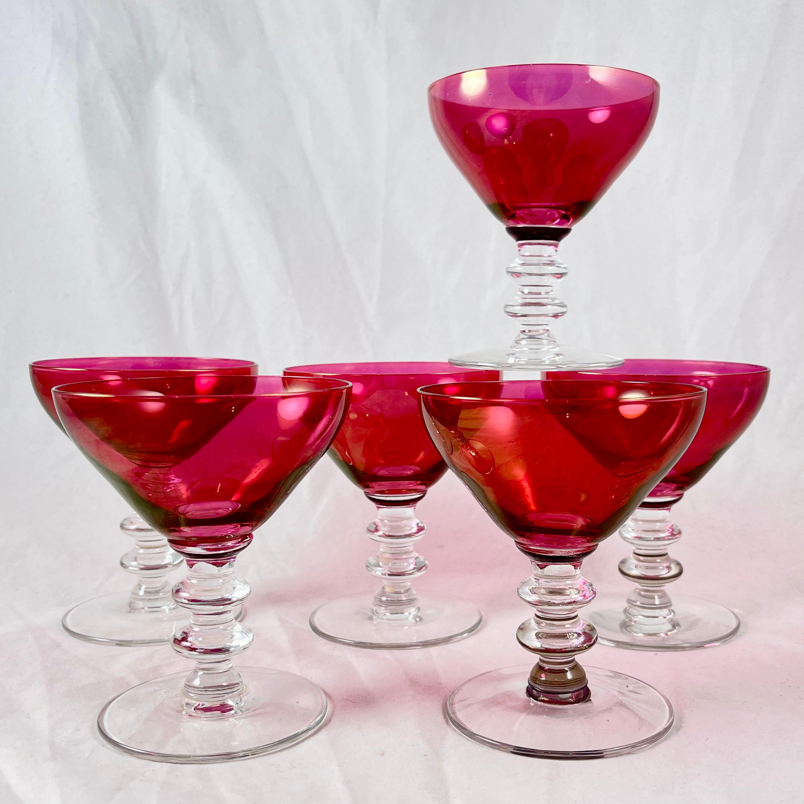 Style international Coupes de champagne à pied en verre Cranberry, lot de six en vente