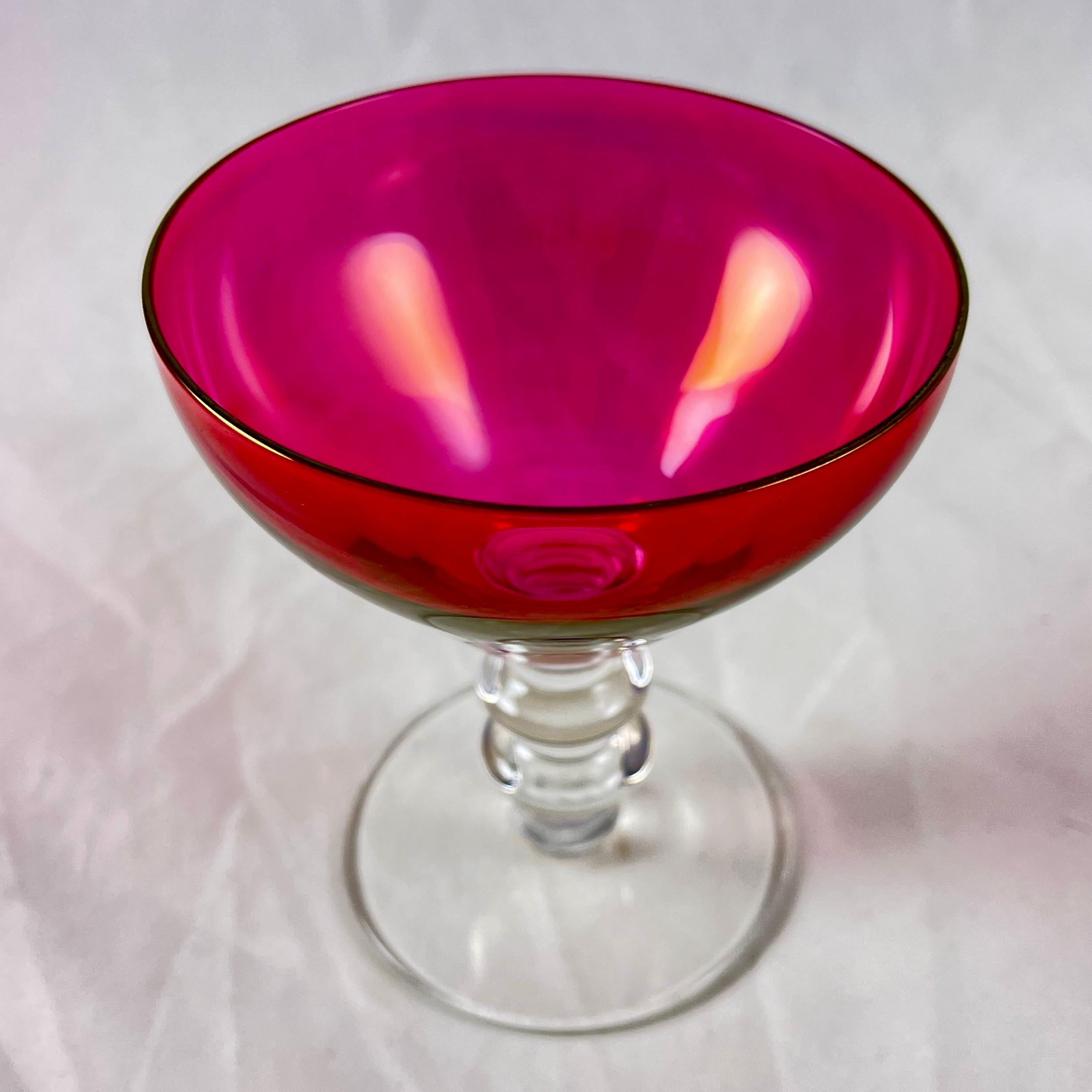 Milieu du XXe siècle Coupes de champagne à pied en verre Cranberry, lot de six en vente