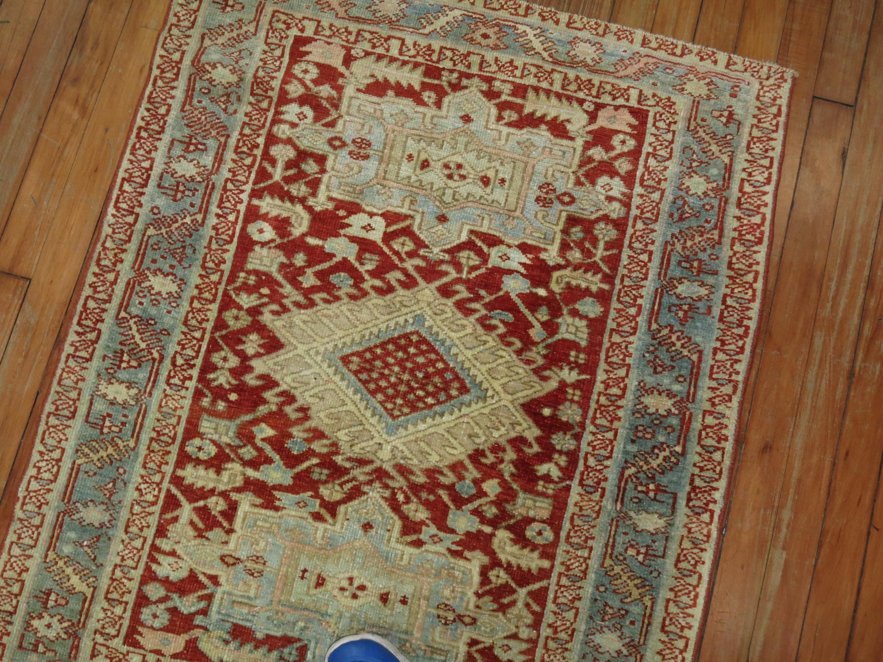 Ein farbenfroher, traditioneller orientalischer Perserteppich Heriz Scatter aus den 1920er Jahren.

Maße: 2'9