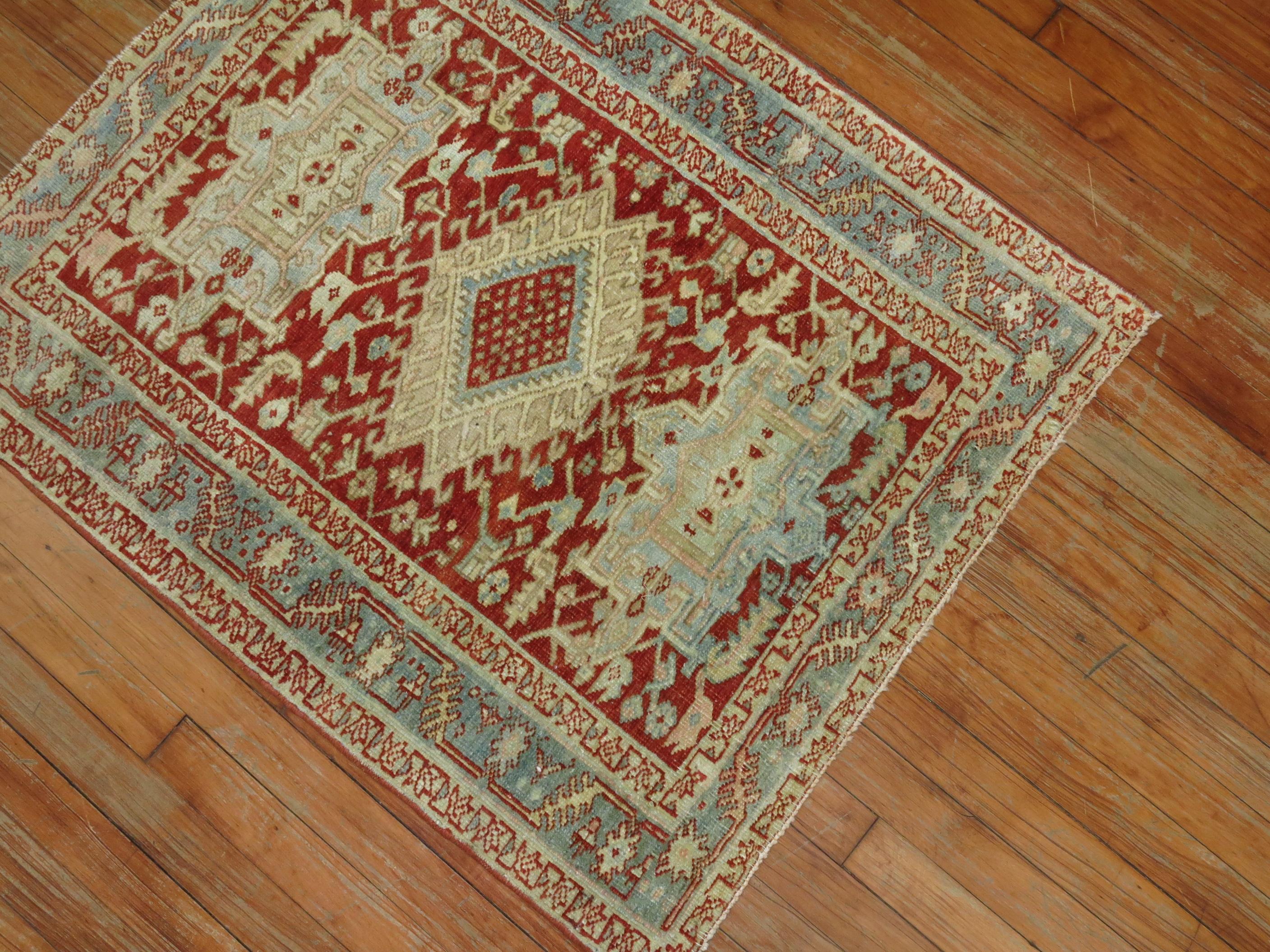 Preiselbeere Eisblau Quadratisch Antik Persisch Heriz Scatter Wolle Handgewebter Teppich (Rustikal) im Angebot