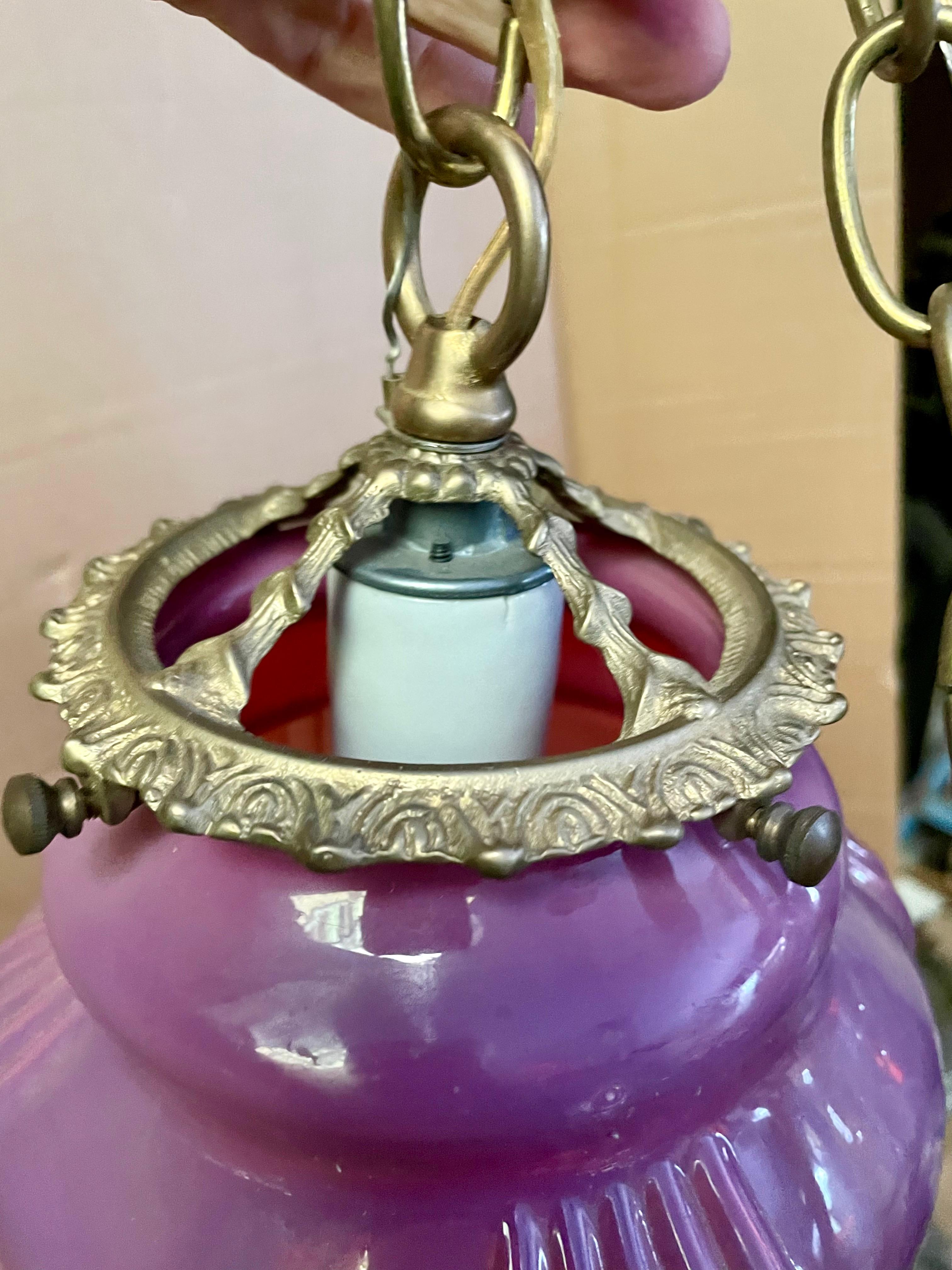 Lampada a sospensione a soffitto in vetro opalescente color mirtillo rosso, a forma di lampadina in vendita 3