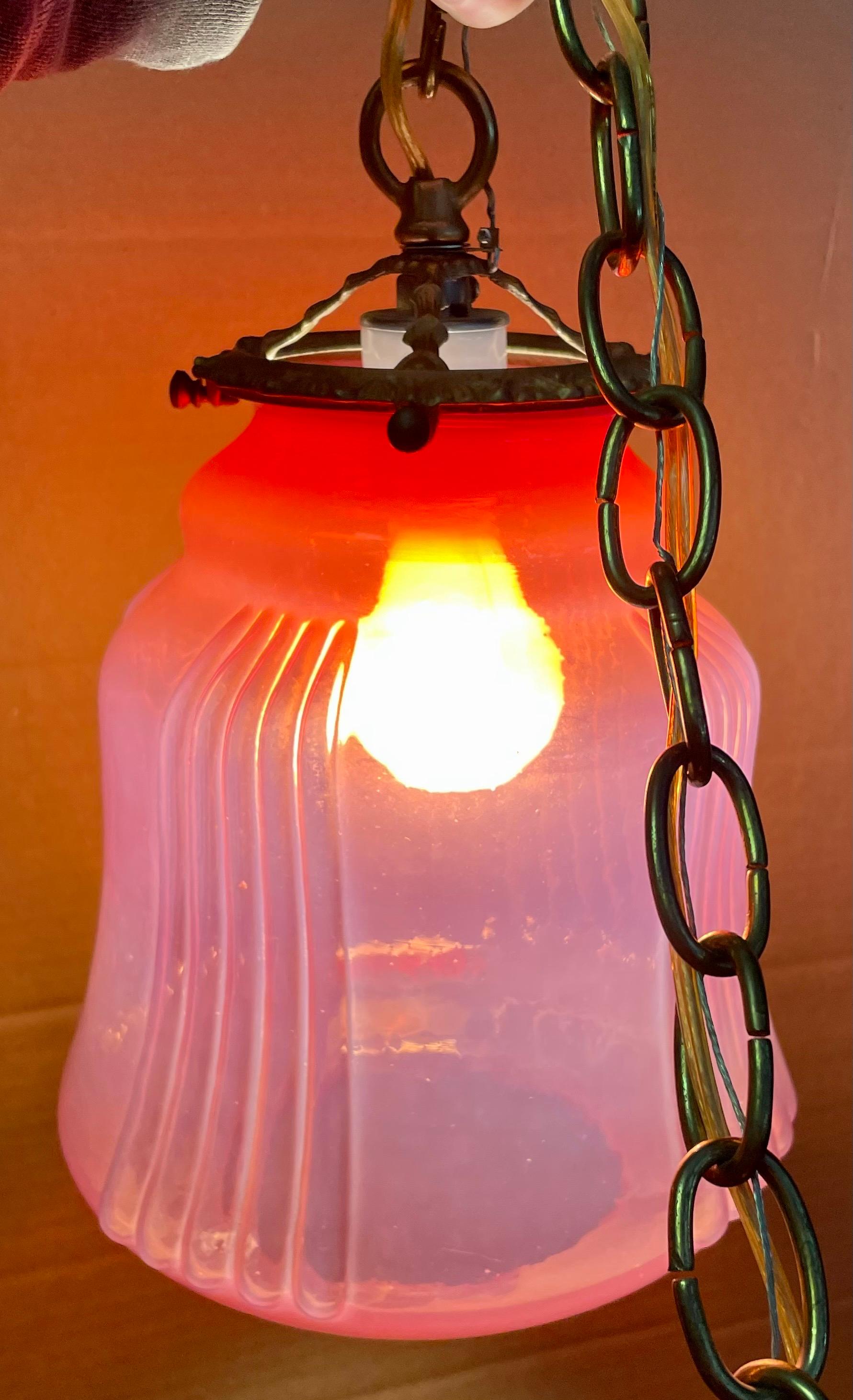 Lampada a sospensione a soffitto in vetro opalescente color mirtillo rosso, a forma di lampadina in vendita 4