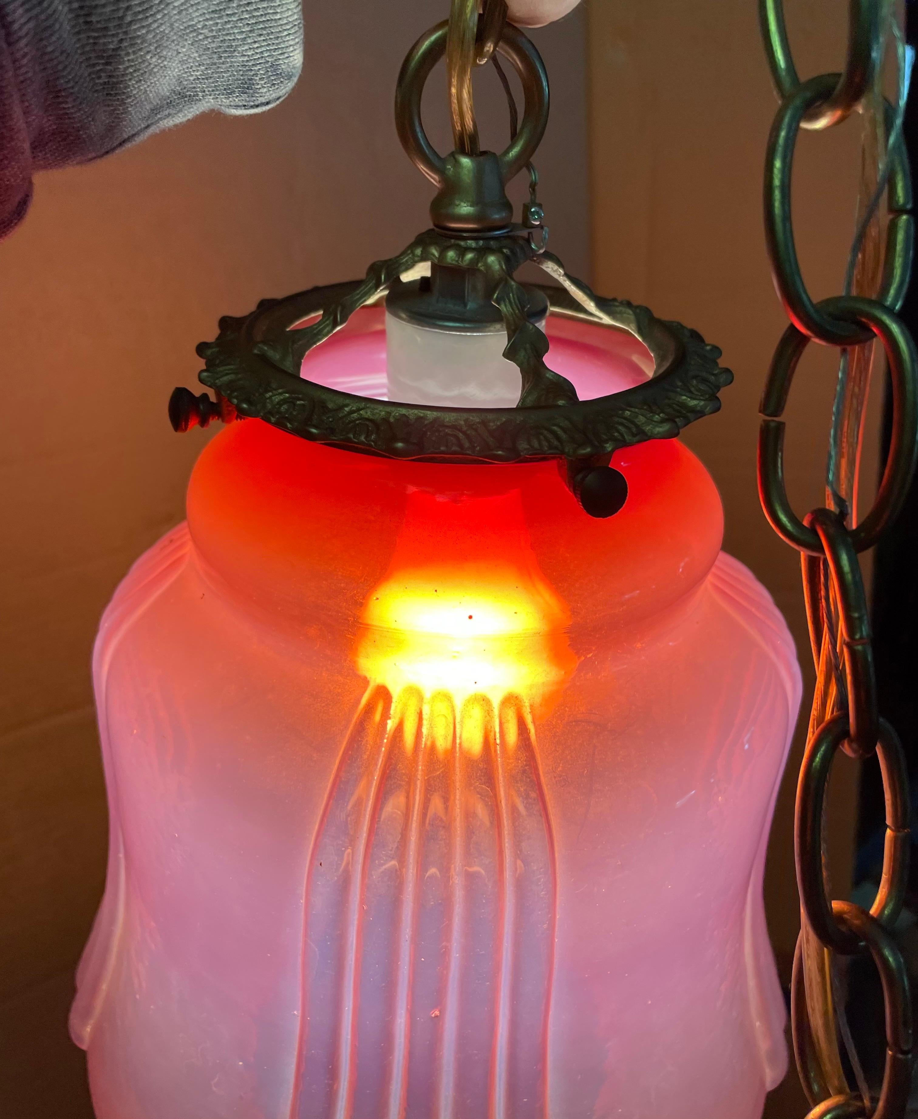 Lampada a sospensione a soffitto in vetro opalescente color mirtillo rosso, a forma di lampadina in vendita 5