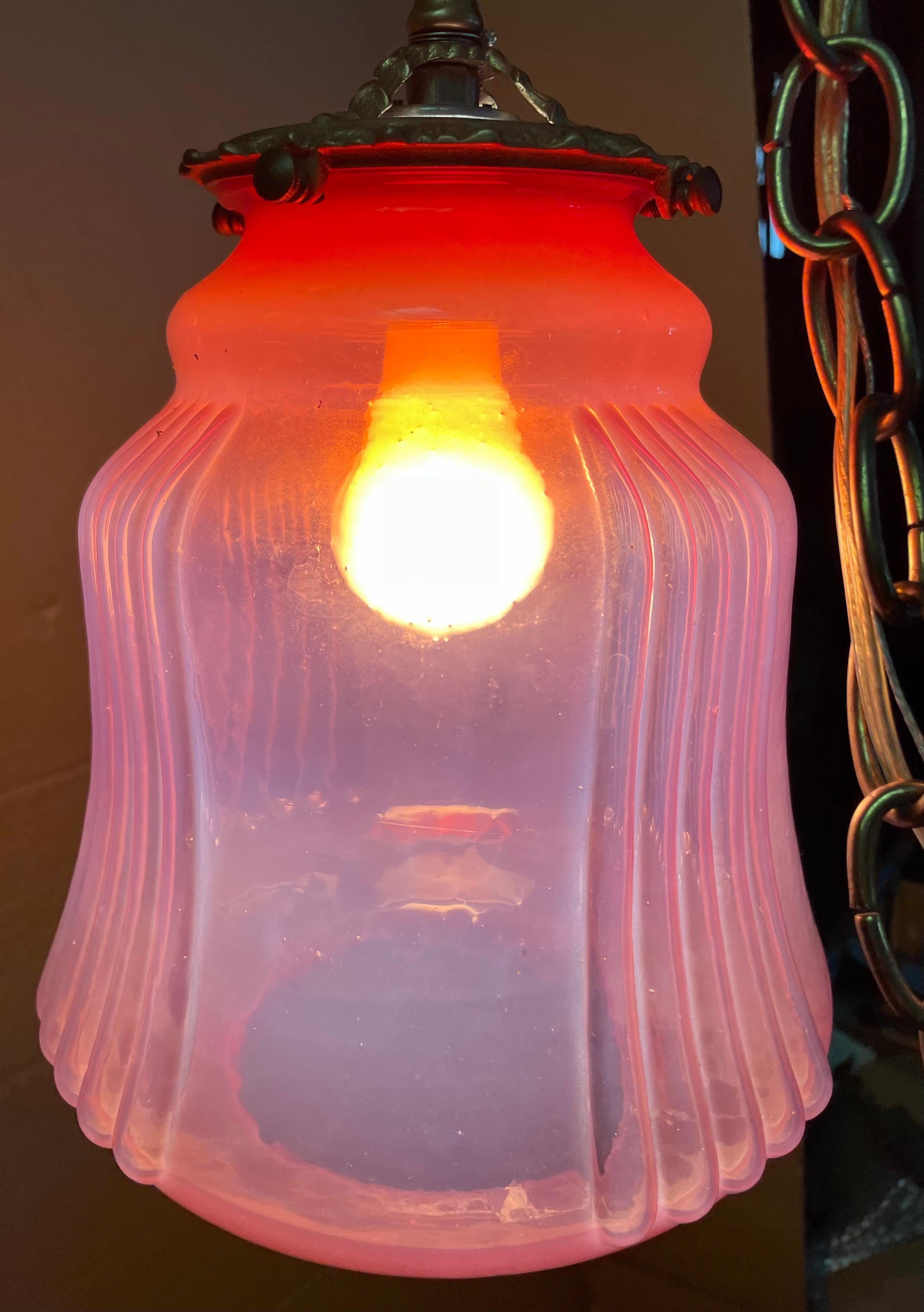 Vittoriano Lampada a sospensione a soffitto in vetro opalescente color mirtillo rosso, a forma di lampadina in vendita