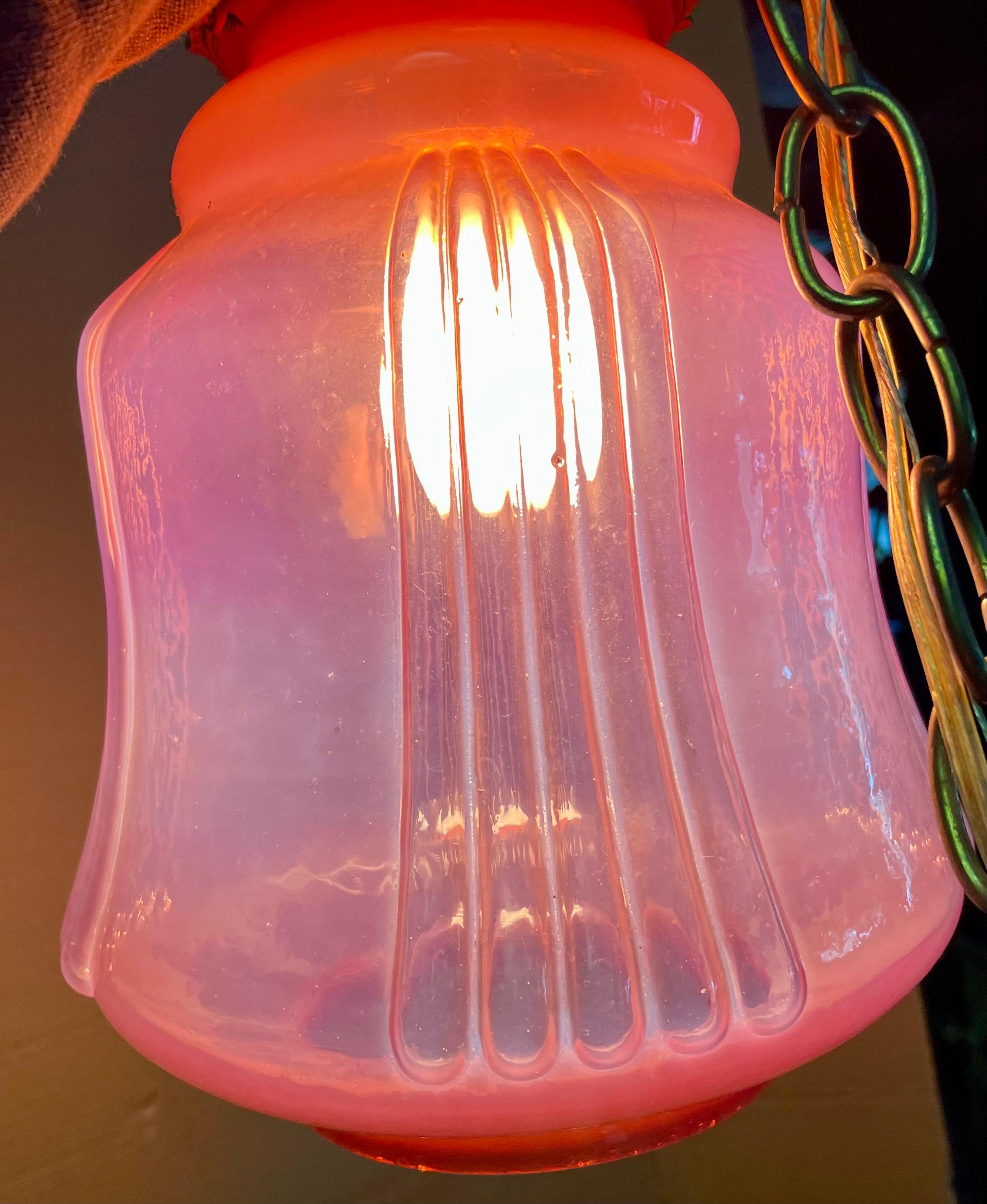Sconosciuto Lampada a sospensione a soffitto in vetro opalescente color mirtillo rosso, a forma di lampadina in vendita
