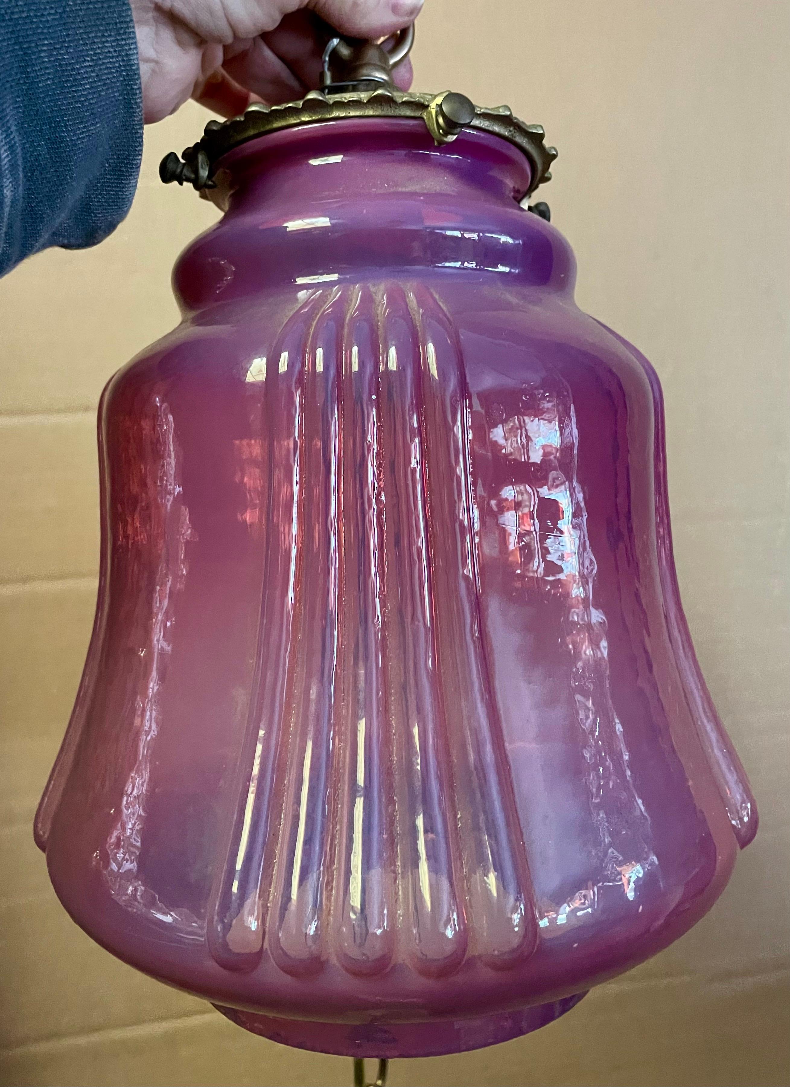 XX secolo Lampada a sospensione a soffitto in vetro opalescente color mirtillo rosso, a forma di lampadina in vendita