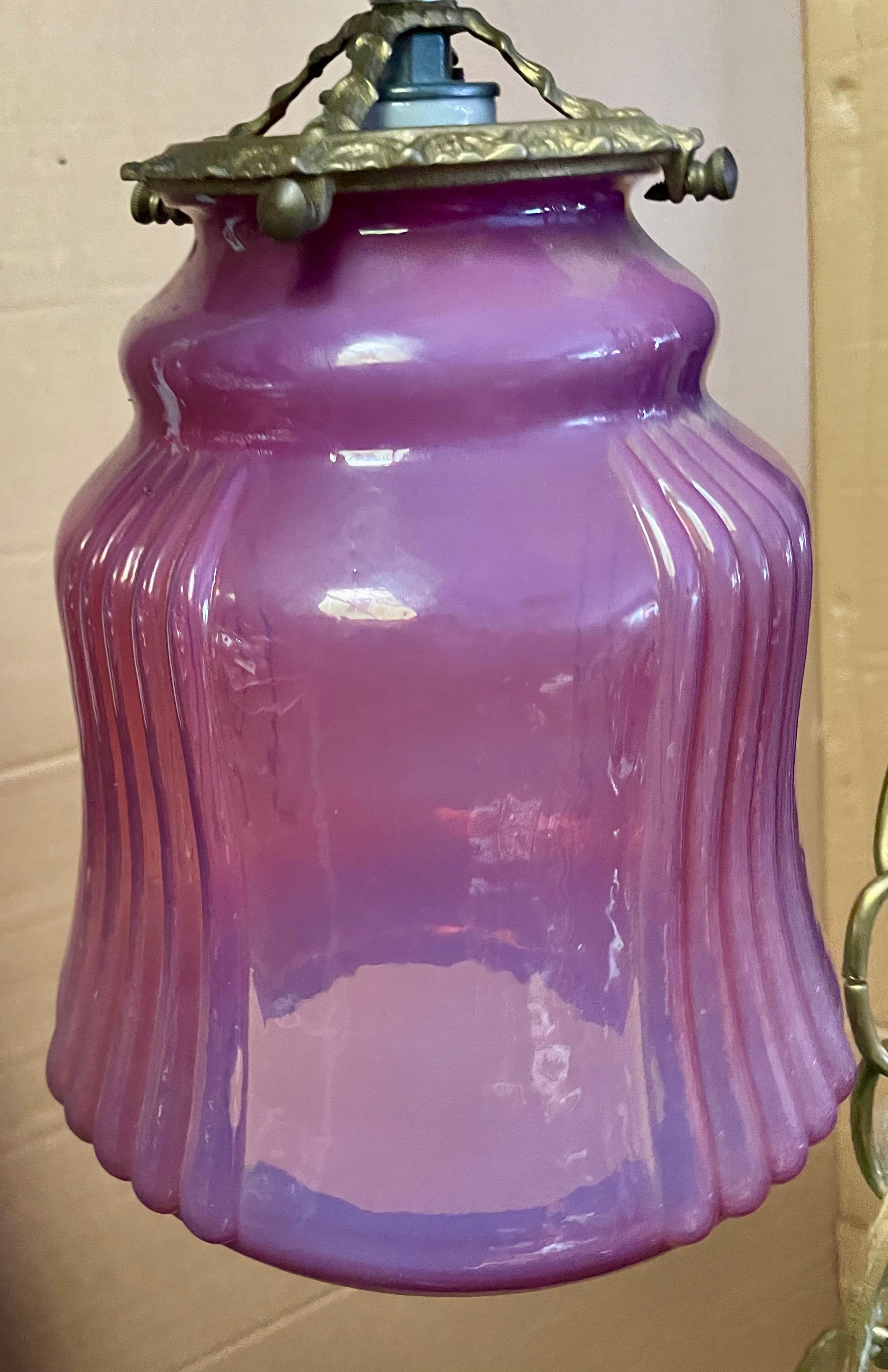 Metallo Lampada a sospensione a soffitto in vetro opalescente color mirtillo rosso, a forma di lampadina in vendita