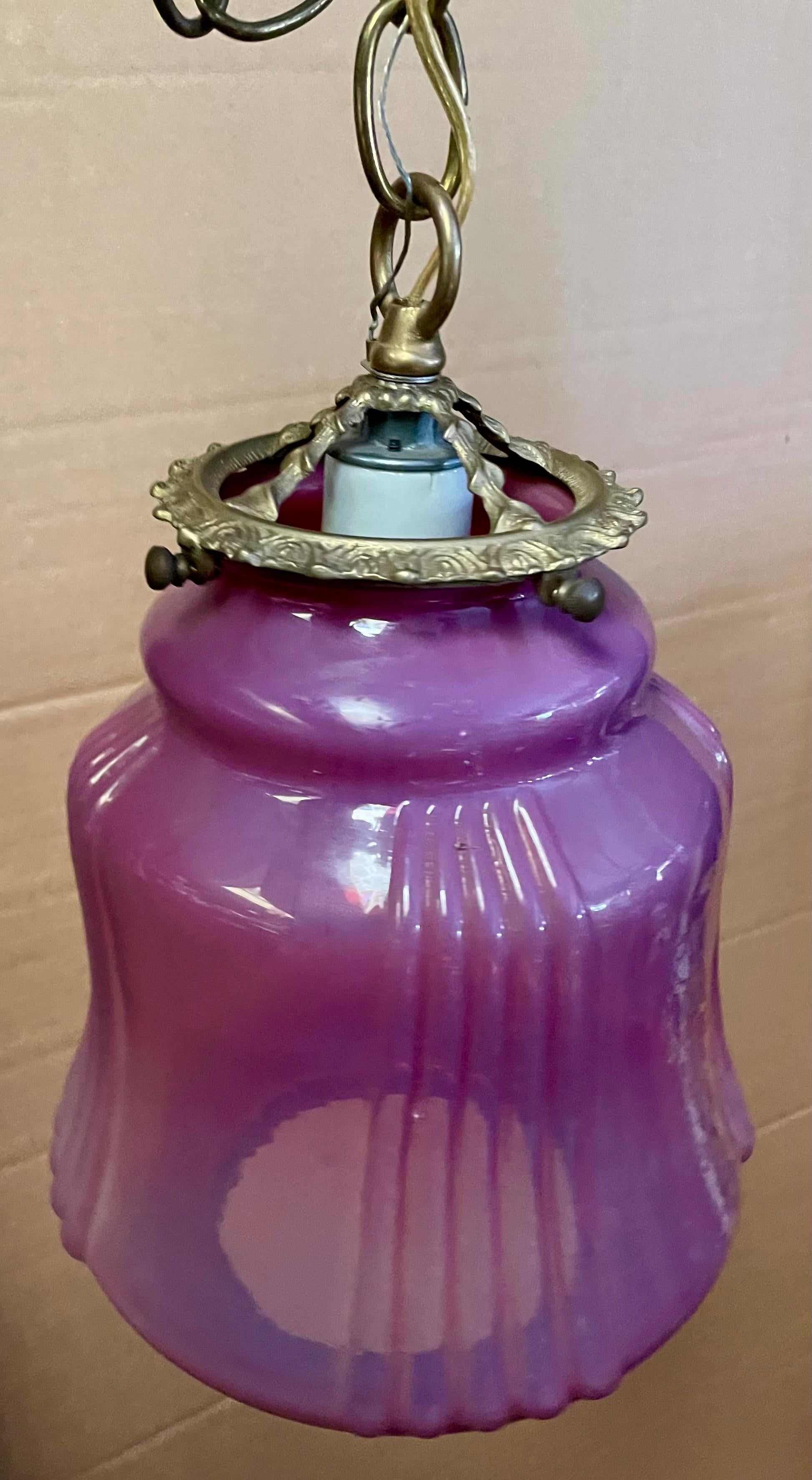 Lampada a sospensione a soffitto in vetro opalescente color mirtillo rosso, a forma di lampadina in vendita 1