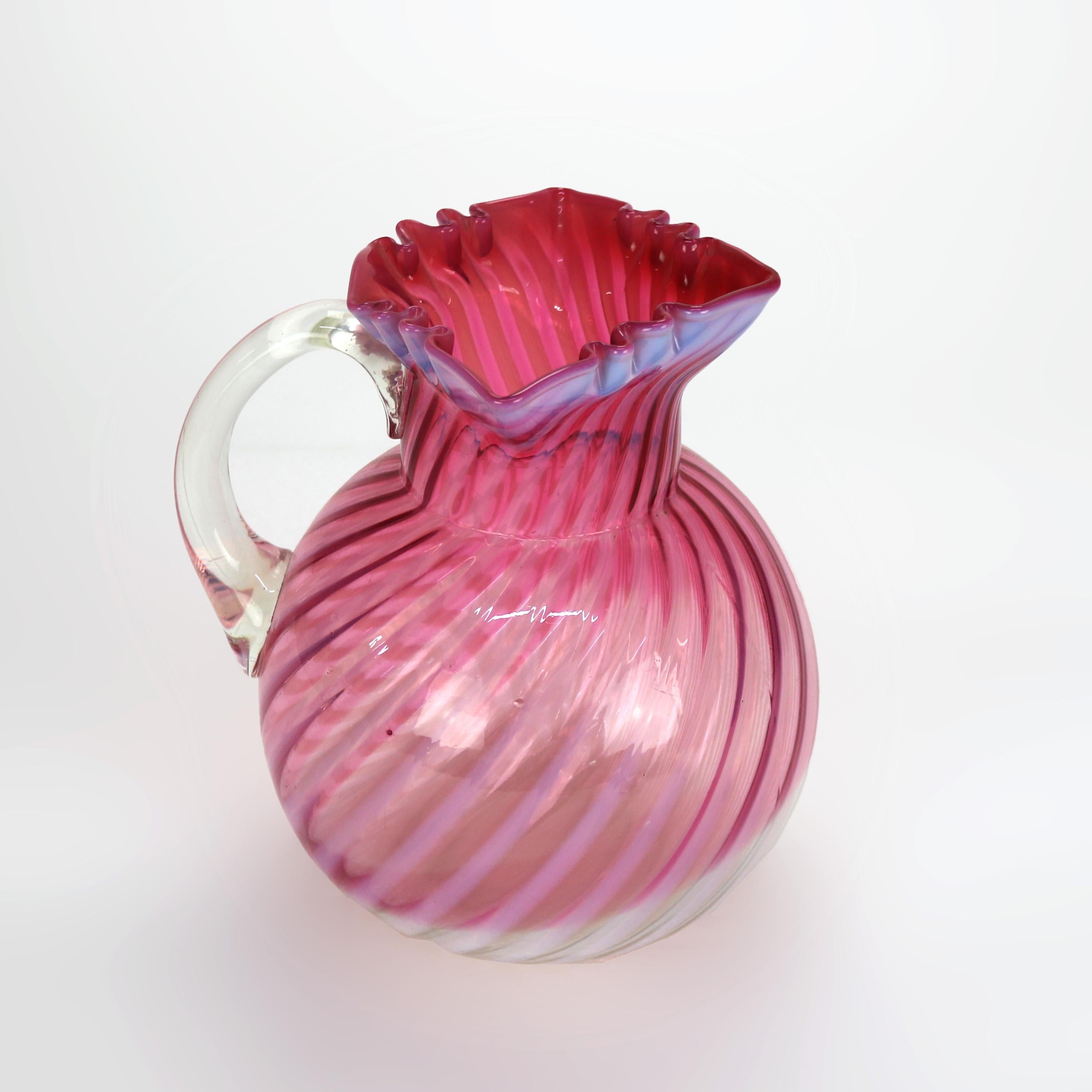 Pichet à jus de fruits en verre tourbillonné, canneberge et opalescent, avec rebord à volants, 20e siècle Bon état - En vente à Big Flats, NY