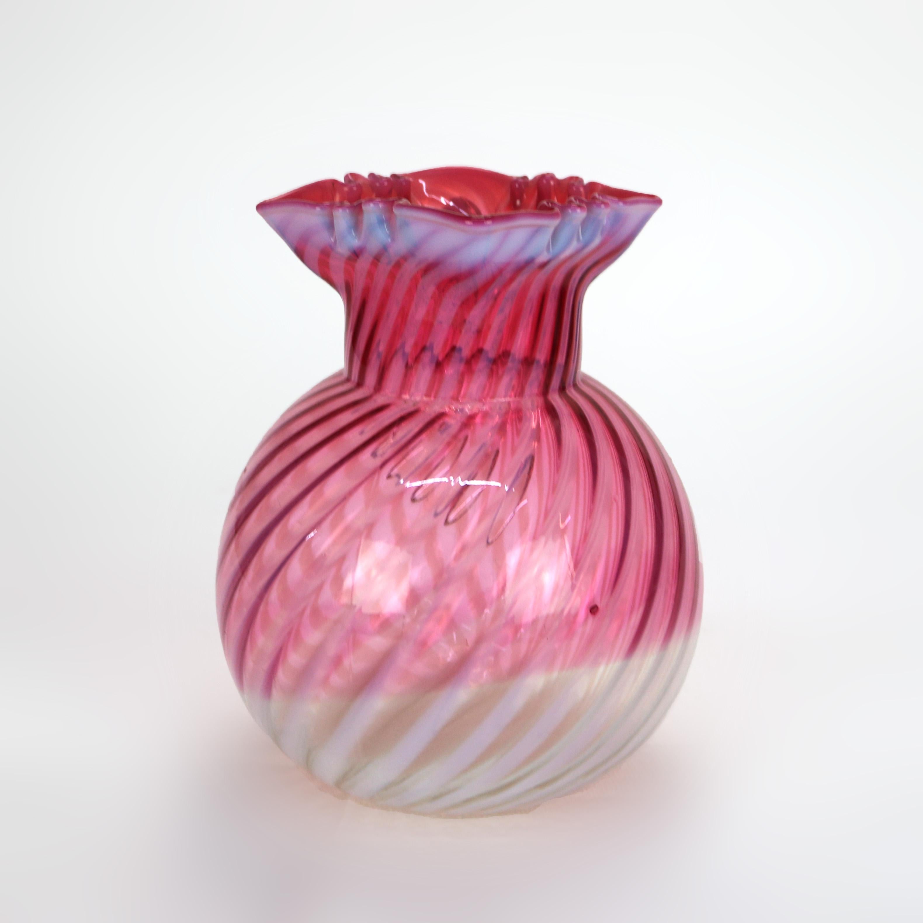 20ième siècle Pichet à jus de fruits en verre tourbillonné, canneberge et opalescent, avec rebord à volants, 20e siècle en vente