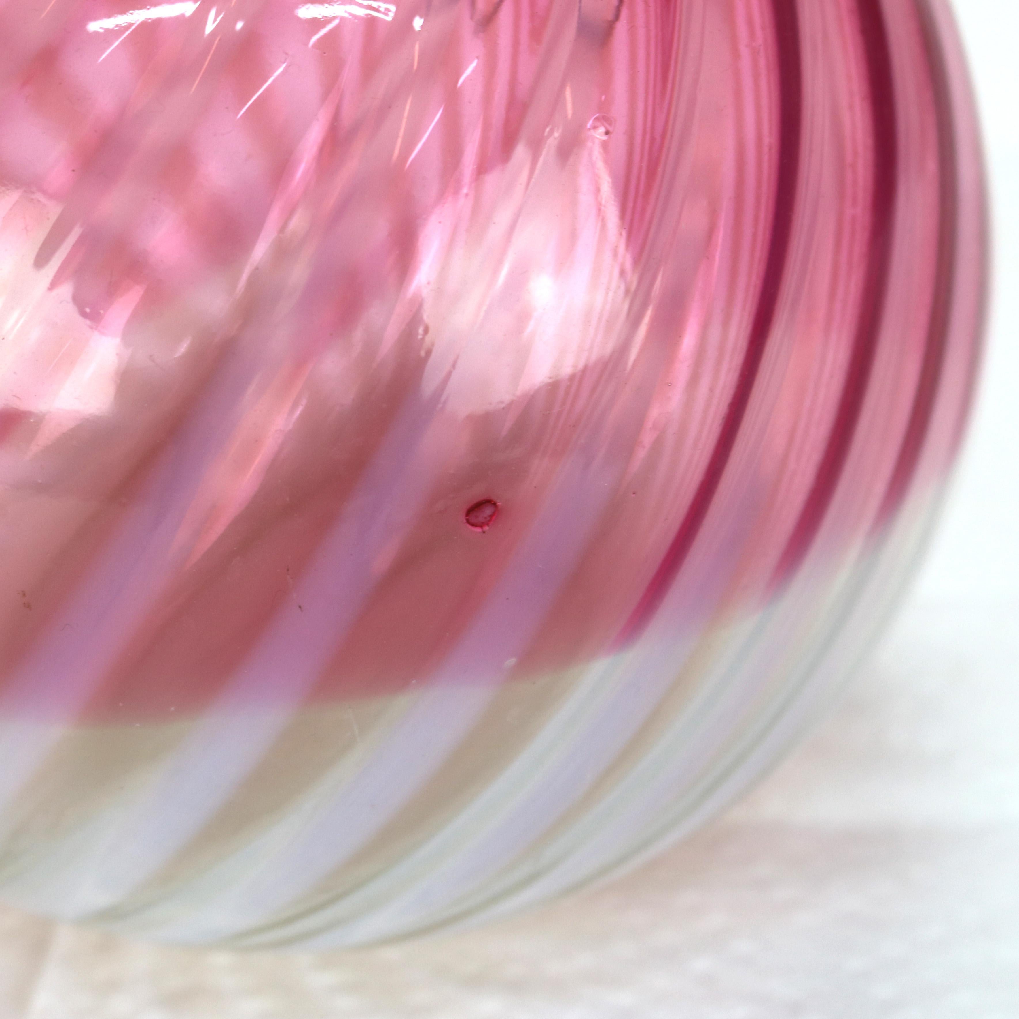 Verre d'art Pichet à jus de fruits en verre tourbillonné, canneberge et opalescent, avec rebord à volants, 20e siècle en vente