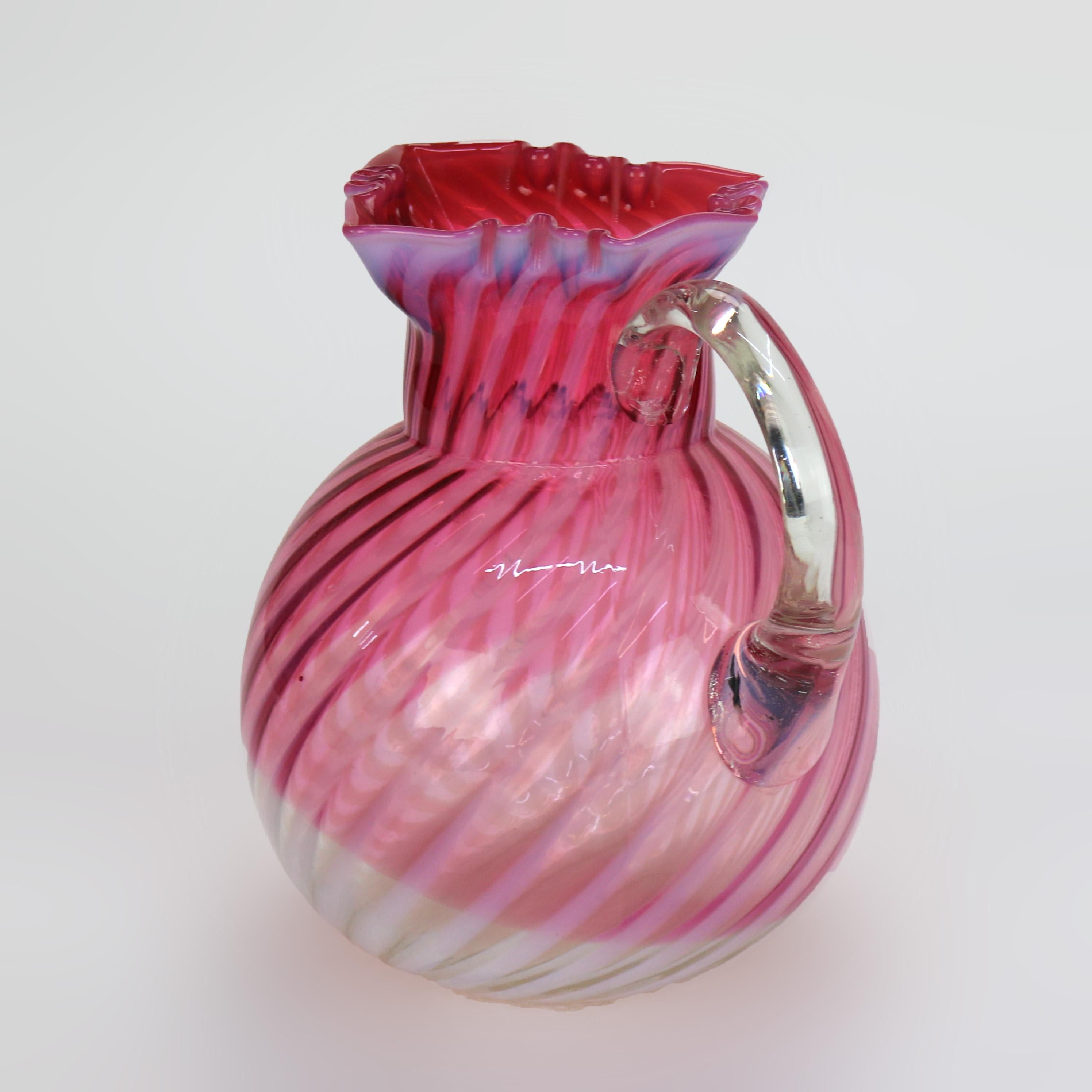 Pichet à jus de fruits en verre tourbillonné, canneberge et opalescent, avec rebord à volants, 20e siècle en vente 1