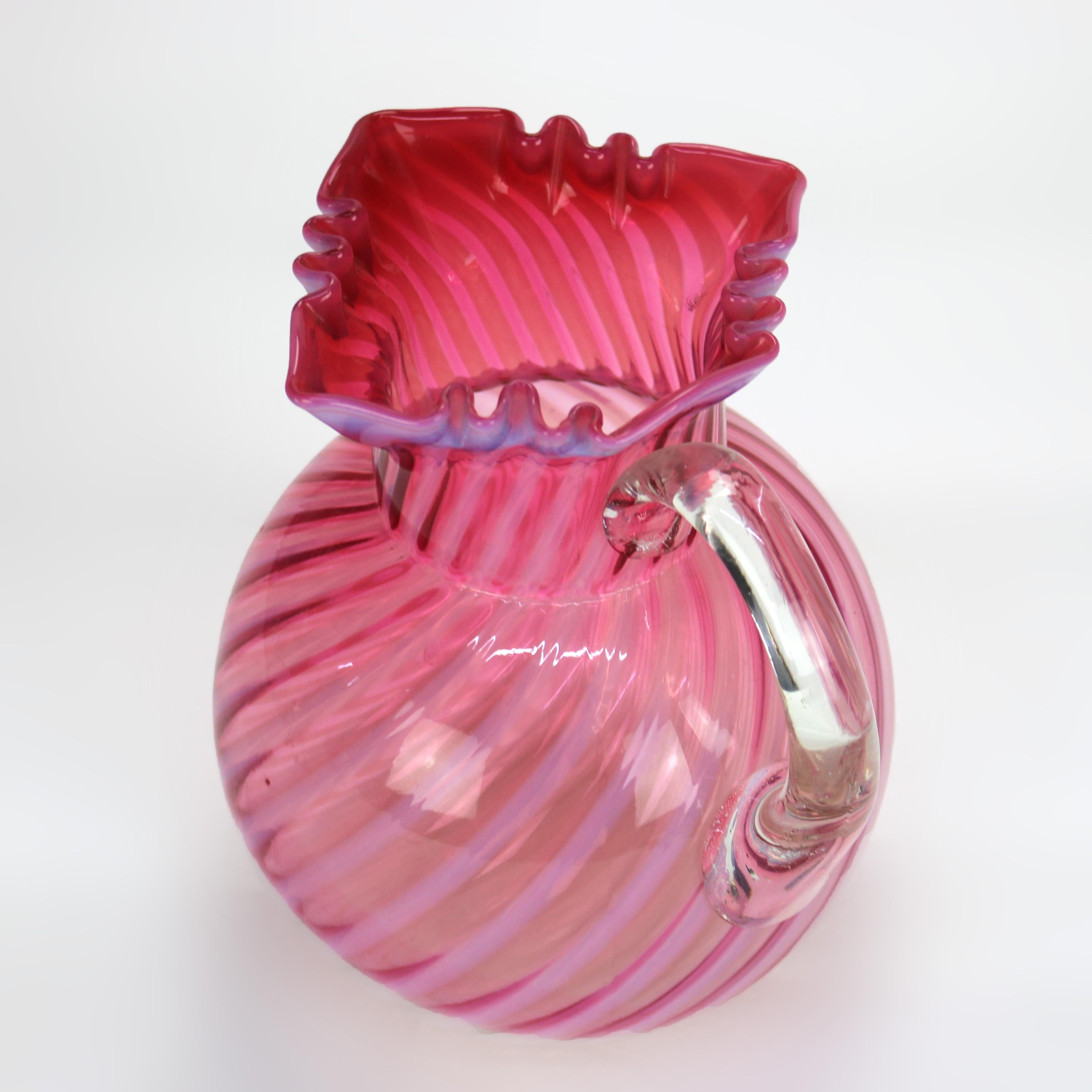 Pichet à jus de fruits en verre tourbillonné, canneberge et opalescent, avec rebord à volants, 20e siècle en vente 2
