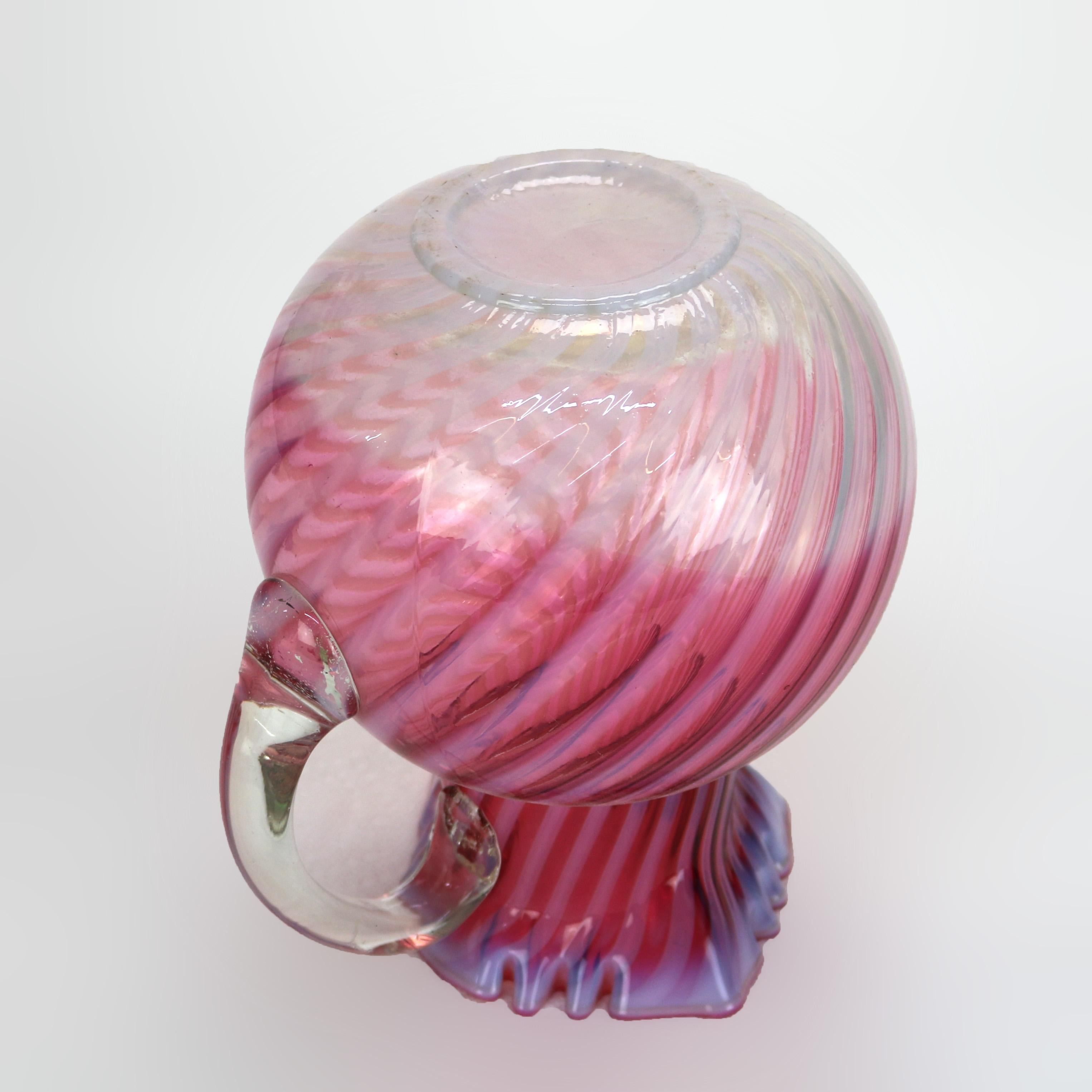 Pichet à jus de fruits en verre tourbillonné, canneberge et opalescent, avec rebord à volants, 20e siècle en vente 3