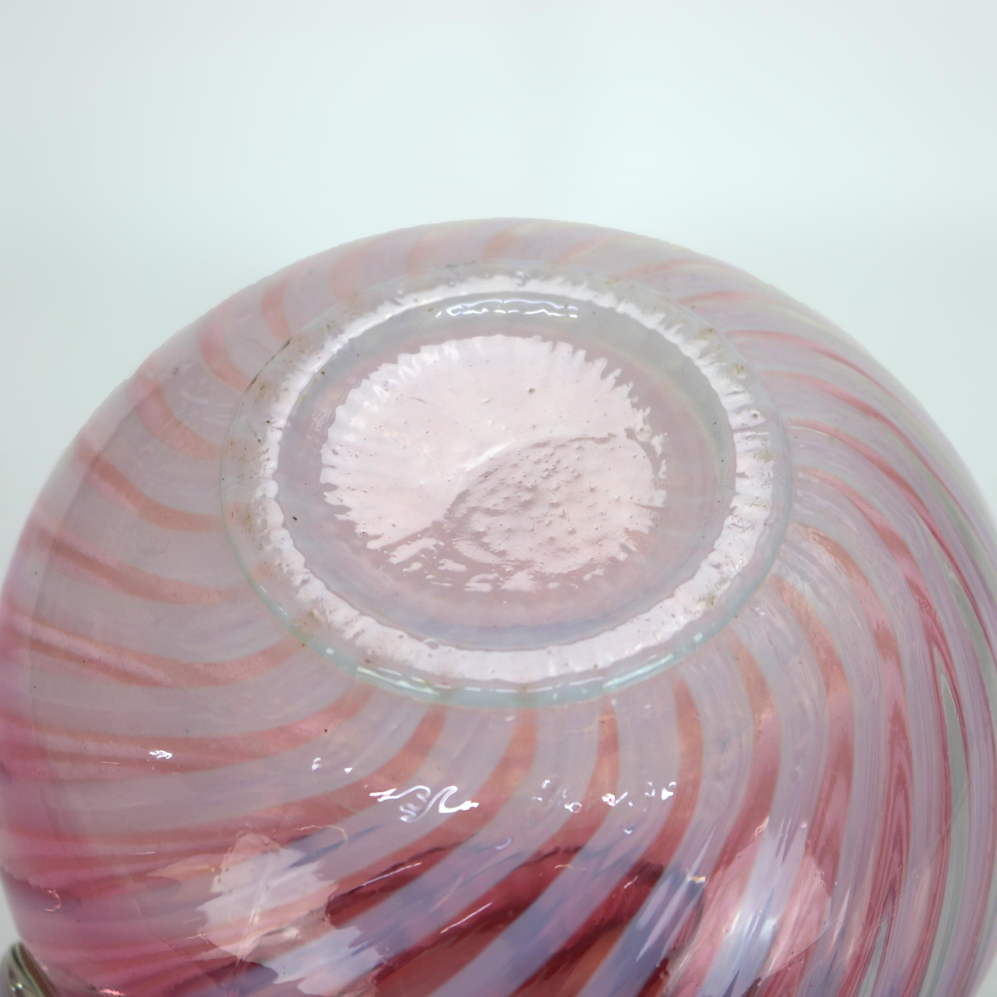 Pichet à jus de fruits en verre tourbillonné, canneberge et opalescent, avec rebord à volants, 20e siècle en vente 4