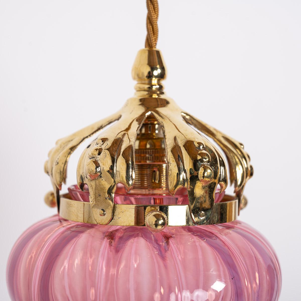 Paralume a goccia in vetro di vaselina rosa mirtillo con corona in ottone lucidato (a) Gallery in vendita 2