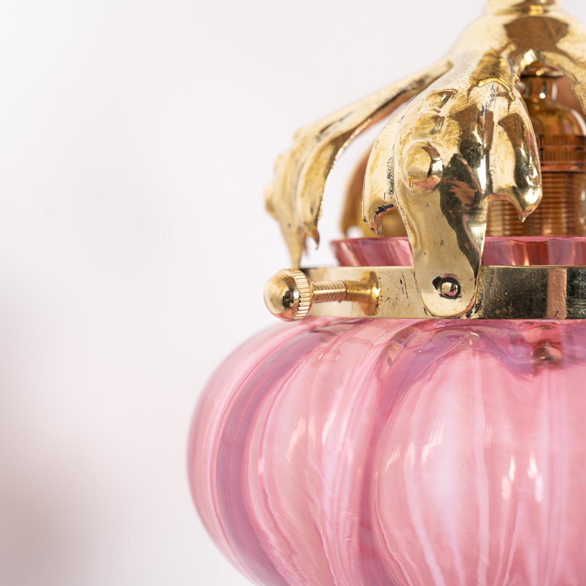 Paralume a goccia in vetro di vaselina rosa mirtillo con corona in ottone lucidato (a) Gallery in vendita 3