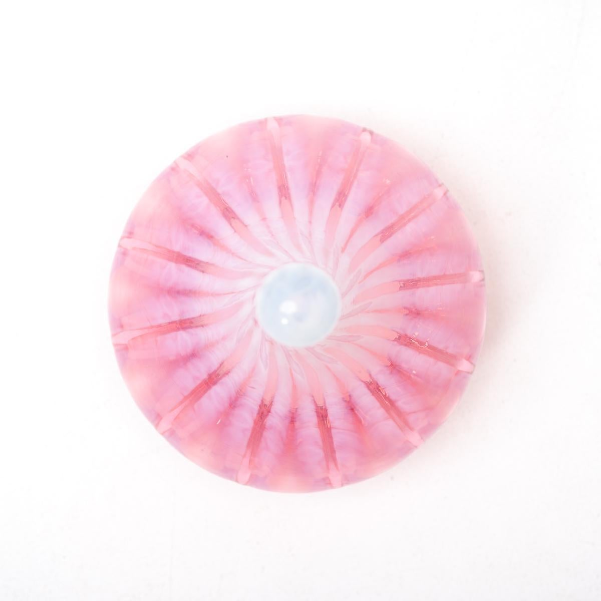 Paralume a goccia in vetro di vaselina rosa mirtillo con corona in ottone lucidato (a) Gallery in vendita 5