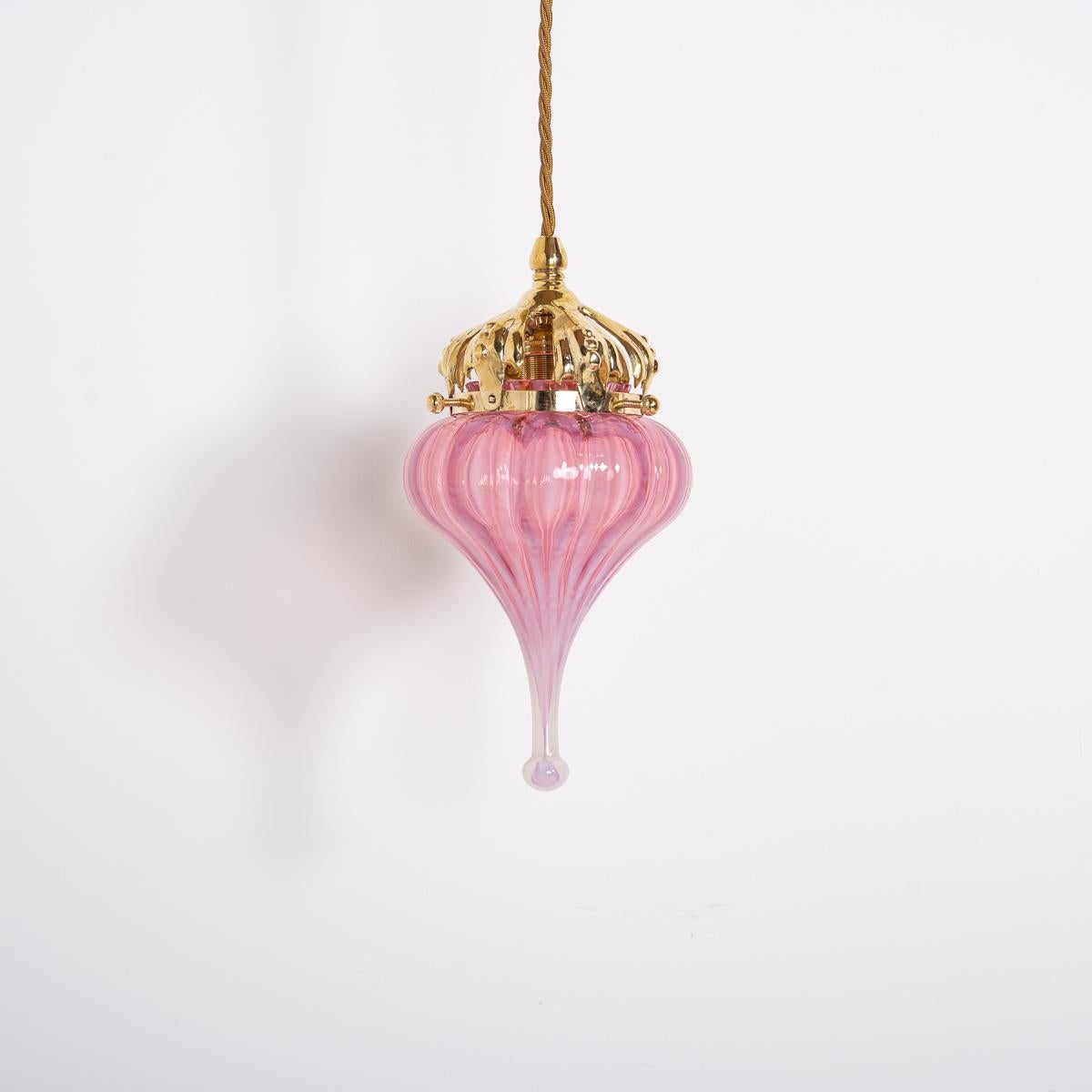 Bellissime luci a sospensione in stile Arts & Crafts con paralumi in vetro di vaselina rosa mirtillo rosso

Splendide lampade a sospensione fatte a mano che si ispirano a creatori come William Arthur Benson, questi pendenti sono un vero riflesso