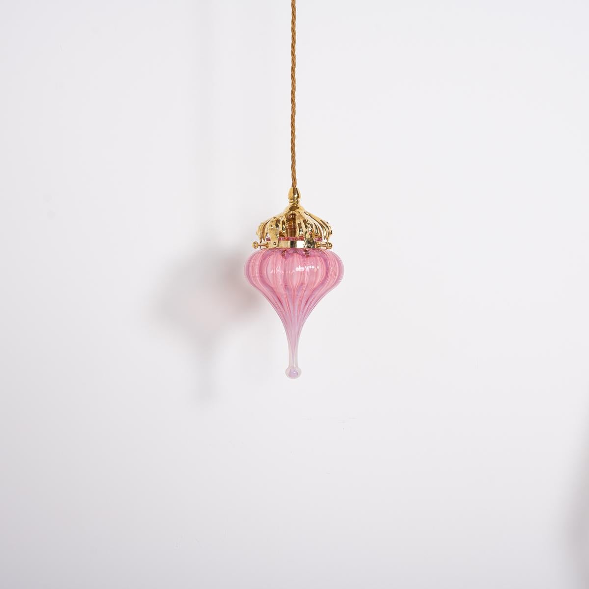 Arts and Crafts Paralume a goccia in vetro di vaselina rosa mirtillo con corona in ottone lucidato (a) Gallery in vendita