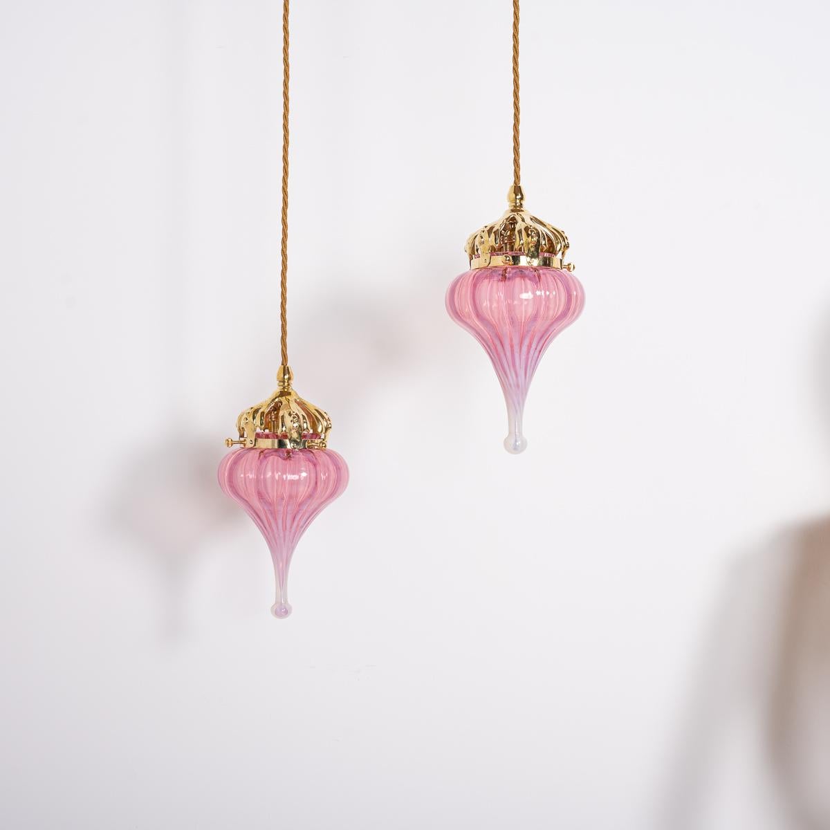 Britannico Paralume a goccia in vetro di vaselina rosa mirtillo con corona in ottone lucidato (a) Gallery in vendita