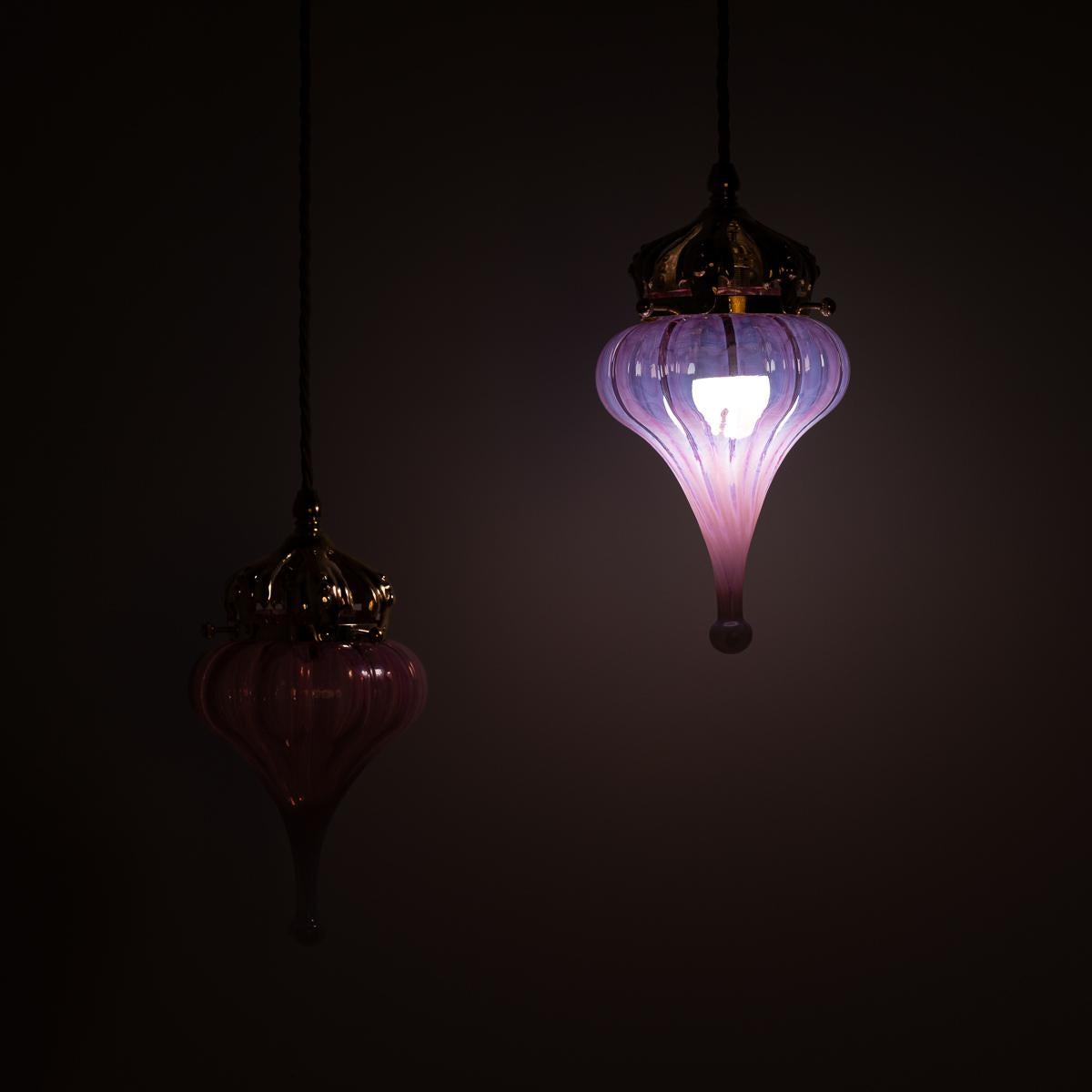 XXI secolo e contemporaneo Paralume a goccia in vetro di vaselina rosa mirtillo con corona in ottone lucidato (a) Gallery in vendita