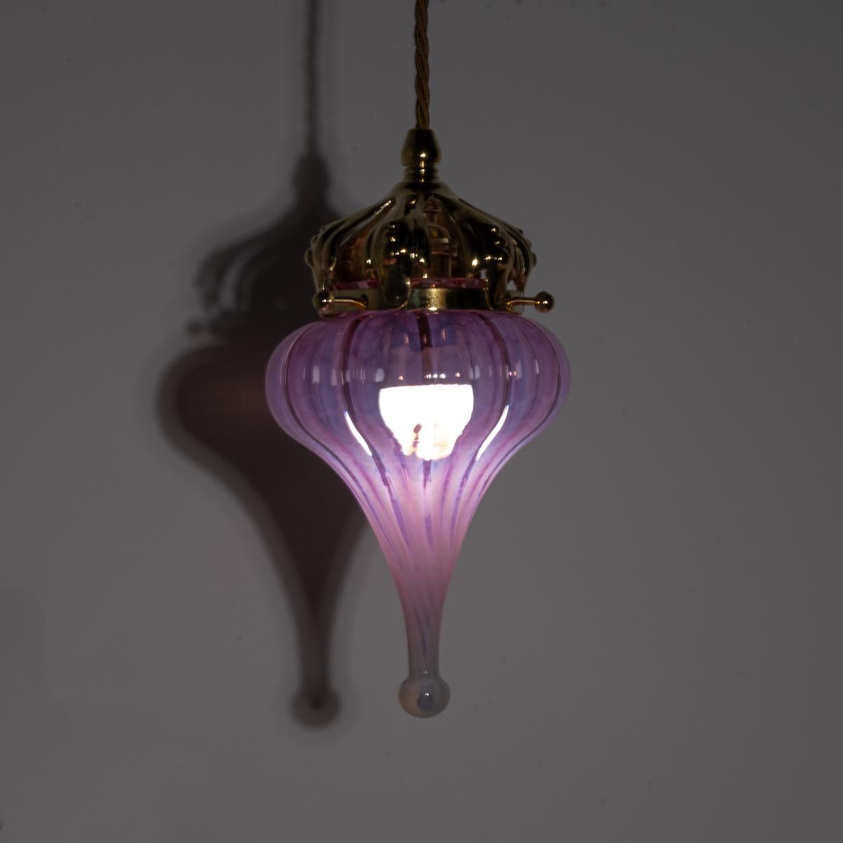 Vetro Paralume a goccia in vetro di vaselina rosa mirtillo con corona in ottone lucidato (a) Gallery in vendita