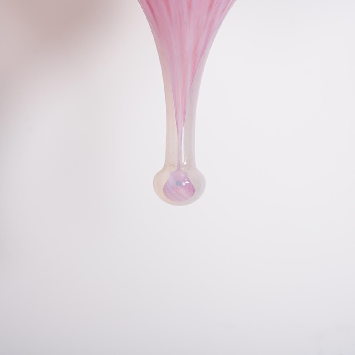 Paralume a goccia in vetro di vaselina rosa mirtillo con corona in ottone lucidato (a) Gallery in vendita 1