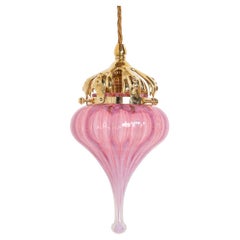 Abat-jour en verre vaseline rose canneberge avec couronne en laiton poli Gallery