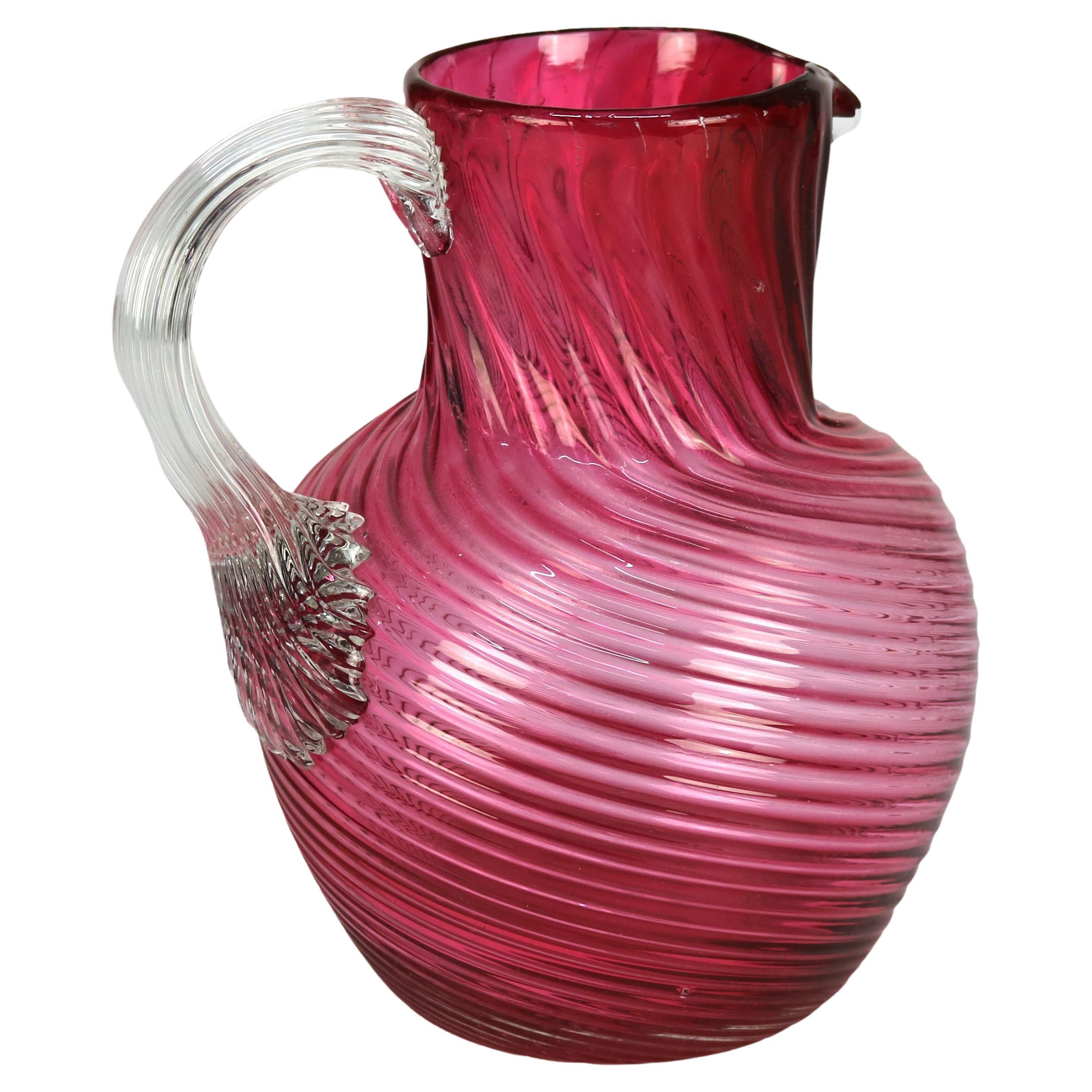 Jarra de agua de vidrio en espiral con asa de vidrio aplicada S. XX