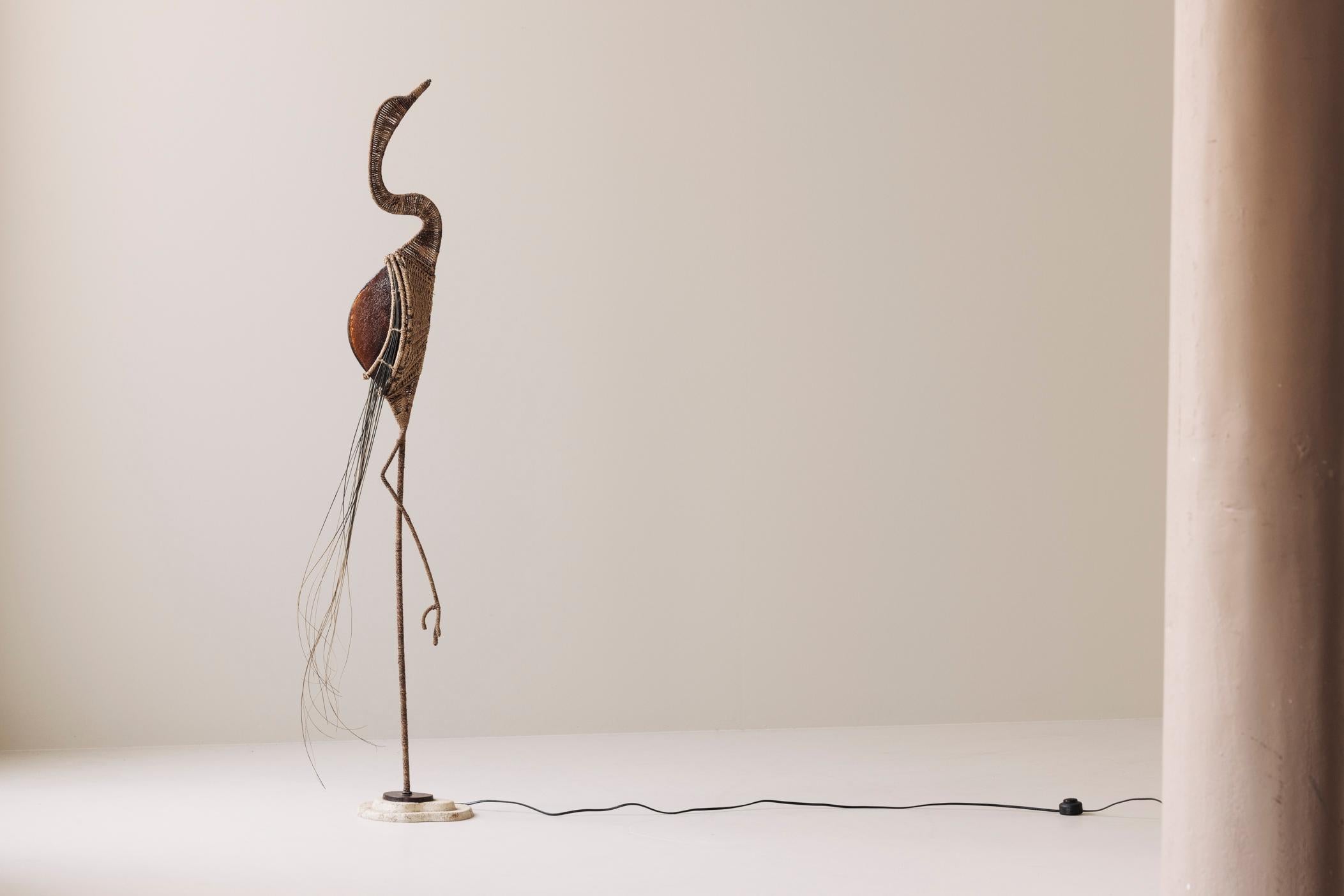 Ravissant lampadaire en forme d'oiseau-grue provenant de France et datant des années 1970. Fabriquée avec une attention méticuleuse aux détails, cette pièce d'éclairage sculpturale se dresse sur un cadre délicat mais robuste, évoquant la silhouette