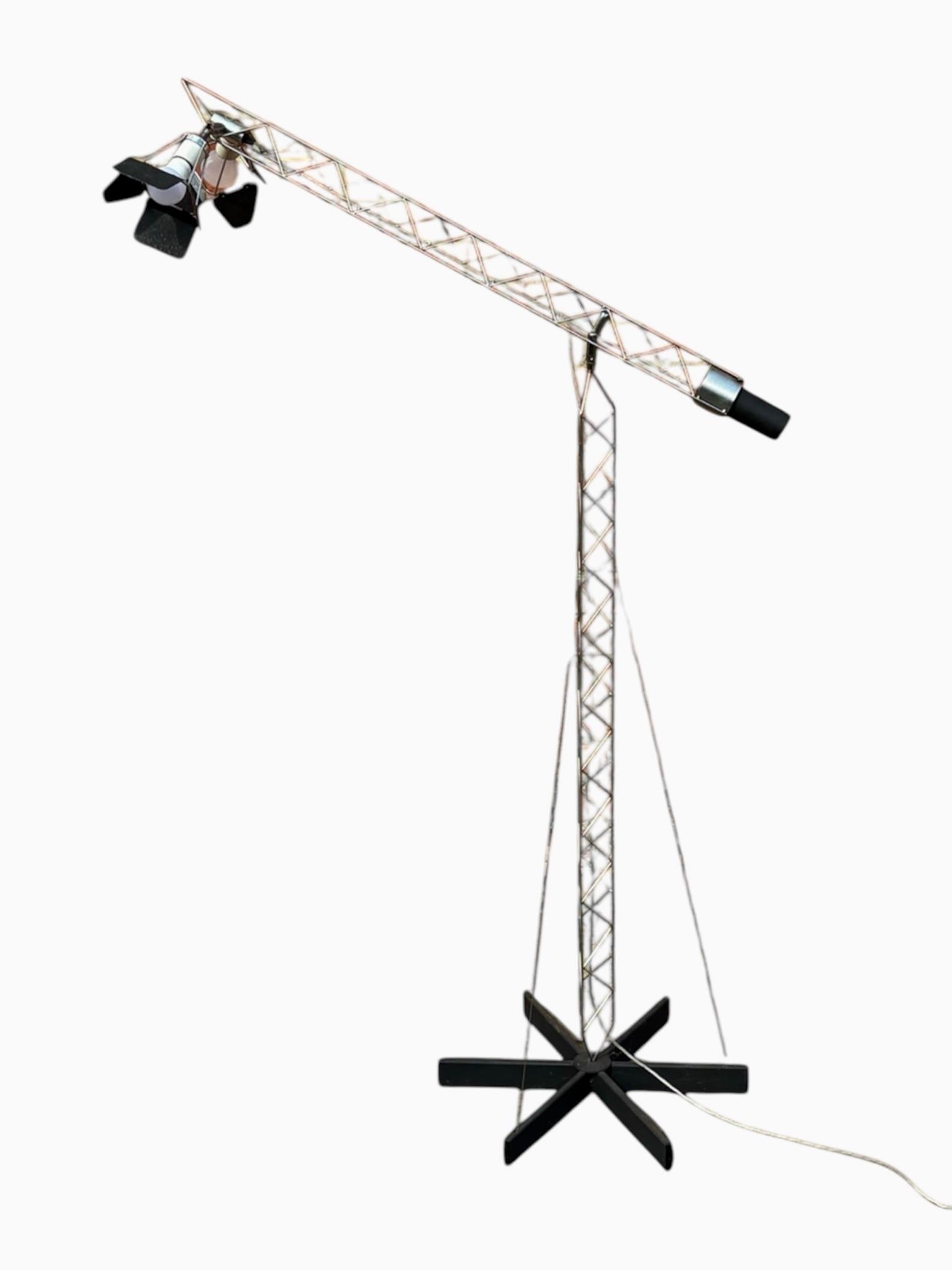 Le lampadaire Crrane de taille moyenne de Curtis Jere, USA, 1971  - pas le plus grand qui ne s'adapte qu'à un espace immense mais pratique, le lampadaire multidirectionnel (tourne, pivote, s'incline) de Curtis Jere.  Chrome poli, deux spots avec