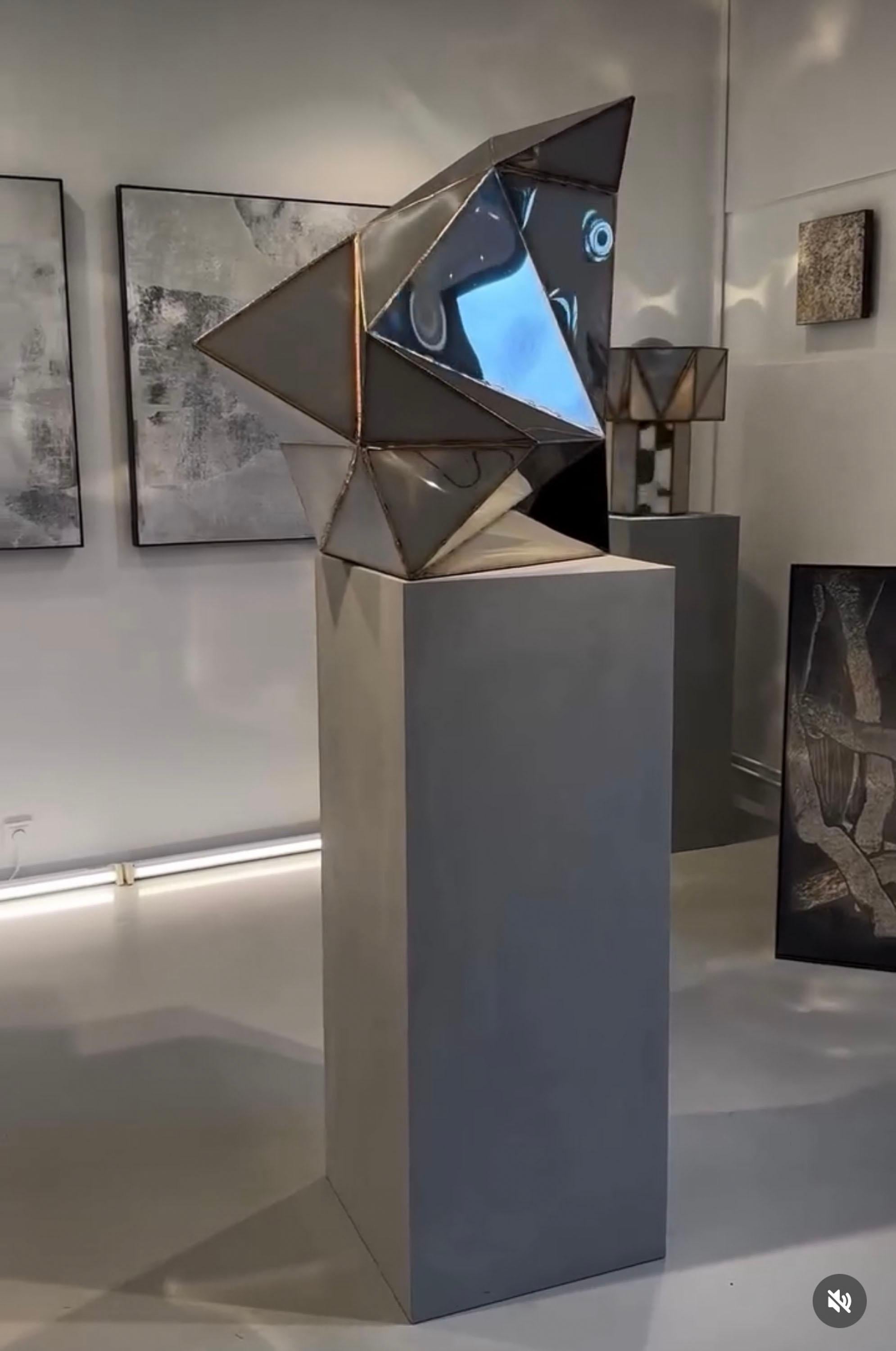 Kranich-Skulptur aus geschweißtem, spiegelpoliertem Edelstahl von Julian Mayor
Limitierte Auflage von 3 + 2AP.
Abmessungen: T 68 x B 58 x H 69 cm. 
MATERIALIEN: Hochglanzpolierter Edelstahl.

Julian Mayor ist ein britischer Künstler und Designer,