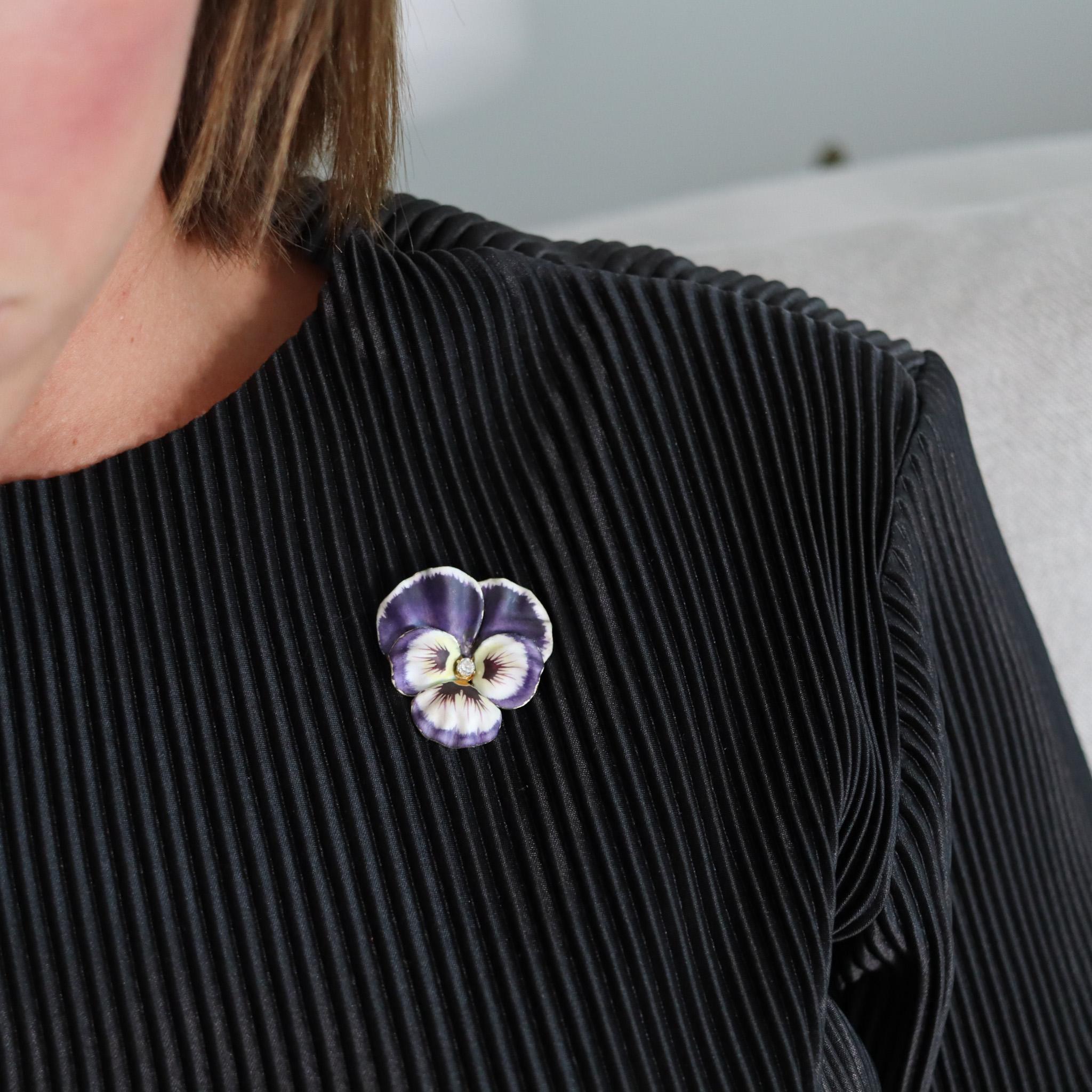 Donna Crane & Theurer 1900 Ciondolo a forma di viola smaltata in oro 14Kt con diamante in vendita