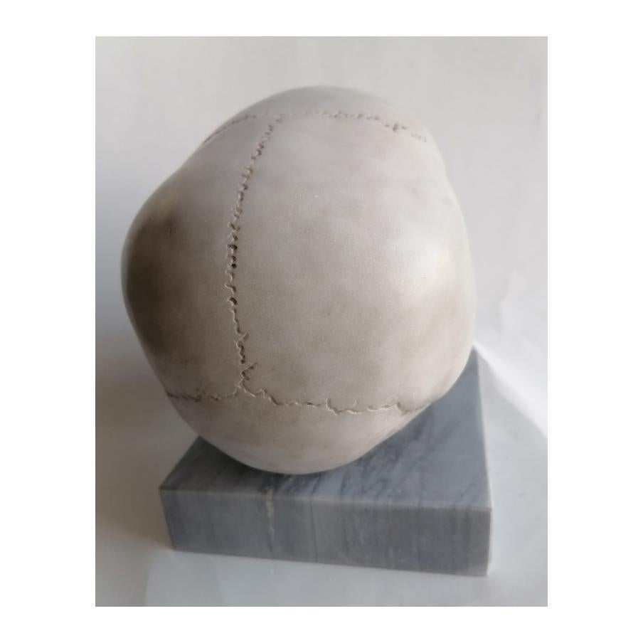 Cranio umano scolpito in marmo bianco Carrara -memento- made in Italy In Excellent Condition For Sale In Tarquinia, IT