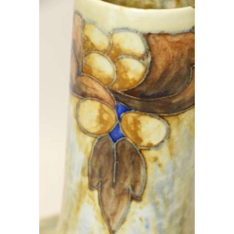Inglese Vaso Cranston Pottery Works con motivo Tukan, inglese, 1910 circa in vendita