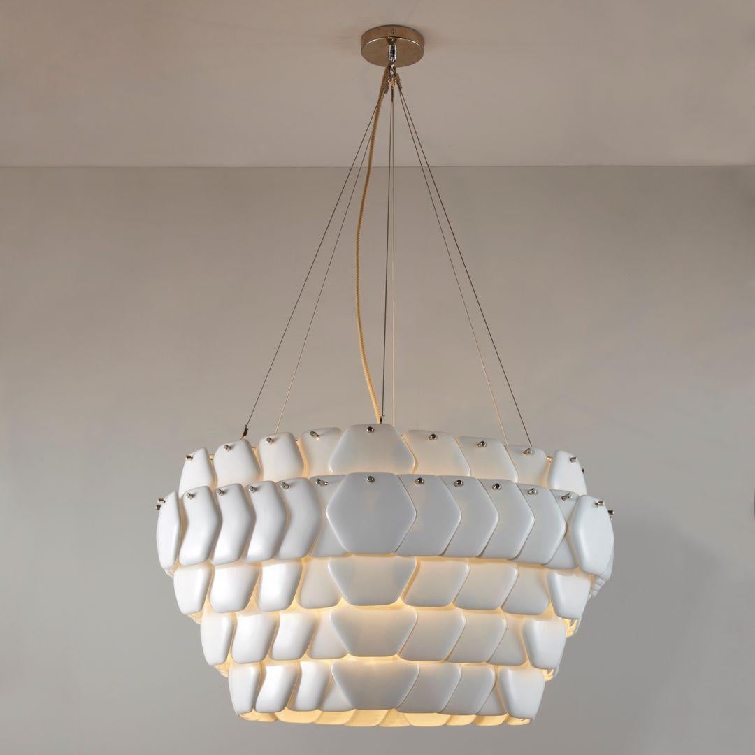 Il Ciondolo Cranton è un magnifico pezzo forte, perfettamente adatto a corridoi, camere da letto e salotti. Ogni versione è composta da più dischi esagonali sovrapposti in bone china che creano una luce calda e ambientale con forme e ombre