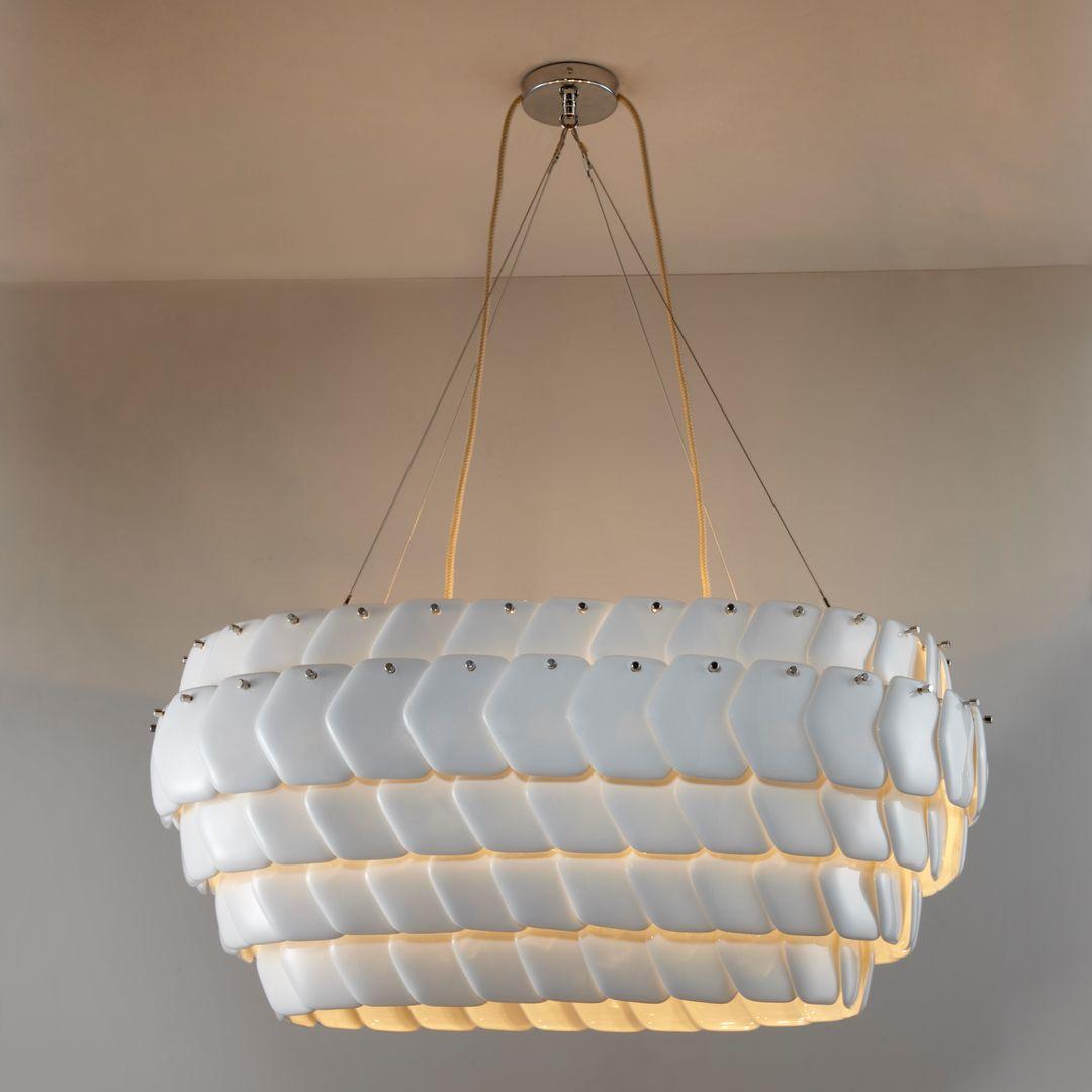 Die Cranton Pendelleuchte ist ein prächtiger Blickfang, der sich perfekt für Flure, Schlafzimmer und Wohnzimmer eignet. Sowohl beleuchtet als auch unbeleuchtet ein echter Blickfang. Jede Version besteht aus mehreren, sich überlappenden sechseckigen