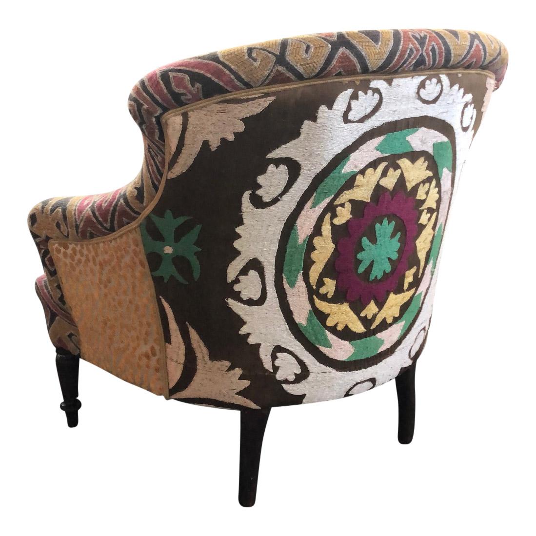 This chair is a crapaud chair. The chair is adjusted to Momiq Design and is covered at the front with a new kelim fabric Sense from the brand Pedroso & Osorio at the front. The back of the is covered with a Suzani fabric from Uzbekistan.