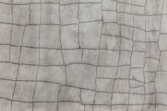 "Craquelure": tappeto in seta grigio chiaro, moderno, astratto e geometrico, di Doris Leslie Blau