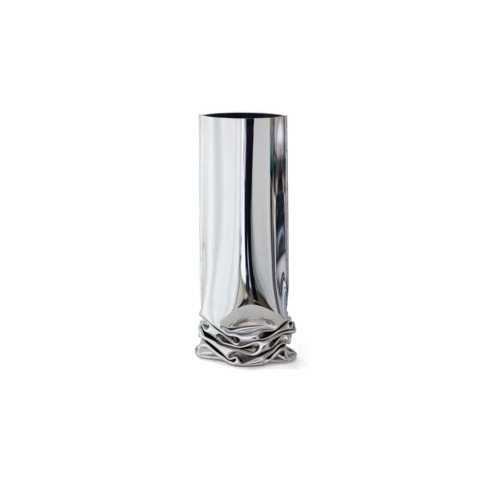 Crash 1 vase von Zieta
Abmessungen: T 20 x B 13,5 x H 30 cm
MATERIAL: rostfreier Stahl.

Das Hauptziel von Zieta ist es, Einzigartigkeit und Individualität in Design und Konstruktion zu bieten und gleichzeitig Produktion, Transport und Lagerhaltung
