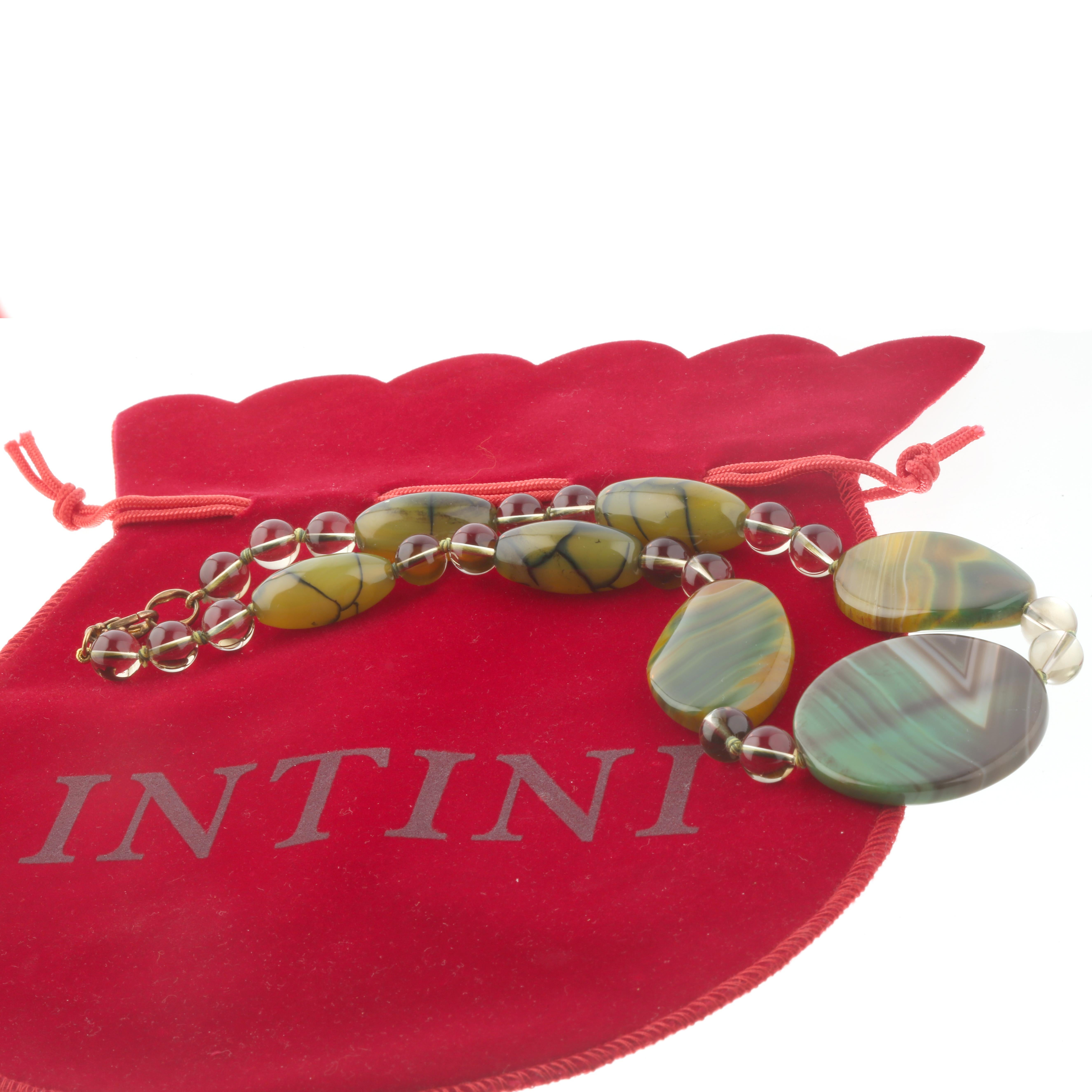 Collana leggera e luminosa con pietre di Agata e Citrino. Gioielli astratti in argento 925 ispirati alla bellezza della diversità, dell'asimmetria e del colore. Un capolavoro straordinario con una serie di gemme e tonalità diverse che si trasformano