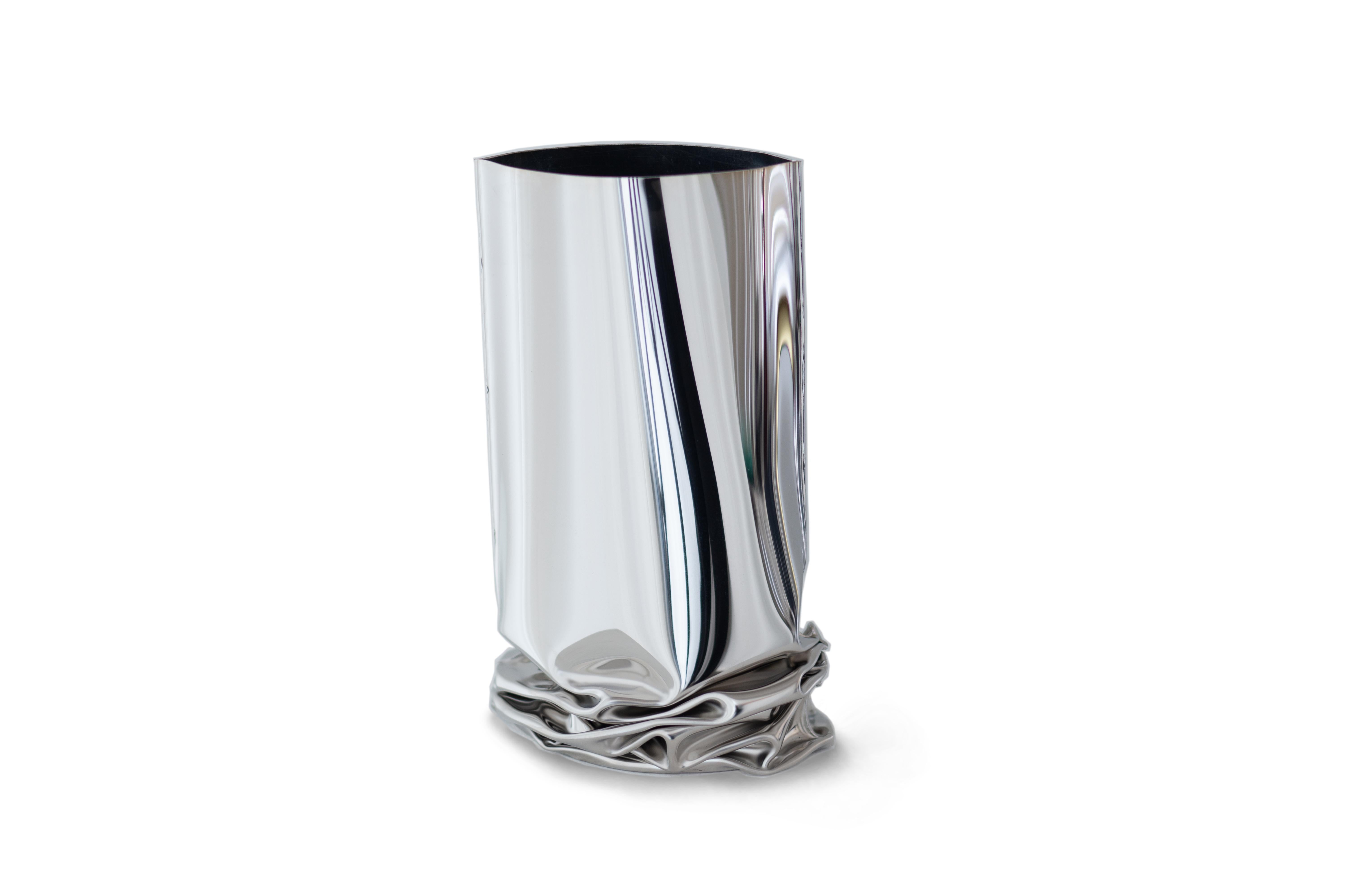 Vase Crash 2 par Zieta
Dimensions : H 25 x L 16 x P 18 cm.
MATERIAL : acier inoxydable poli.

Les vases Crash à déformation discrète reflètent la technique de la 