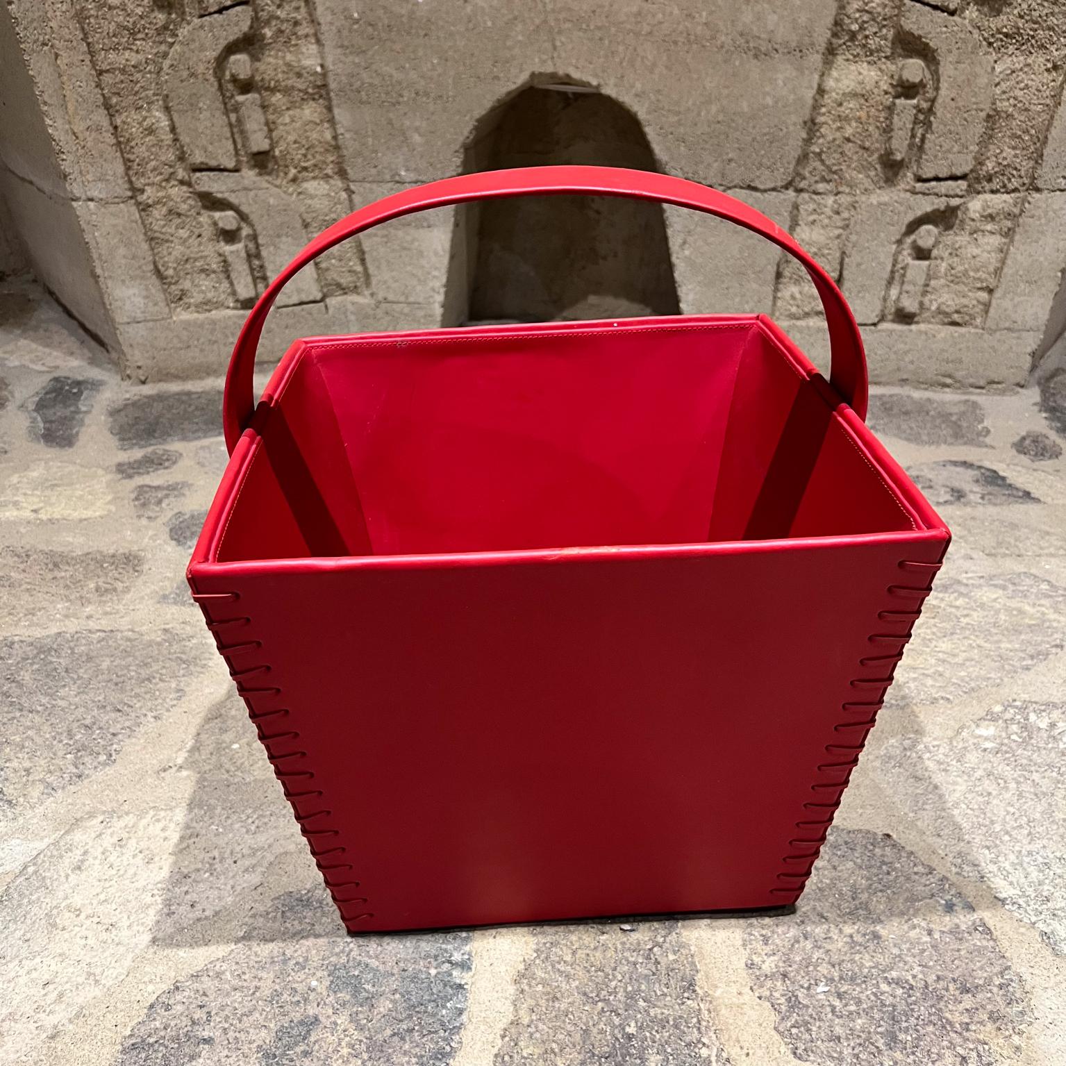 AMBIANIC presents
Crate & Barrel Modern Red Leather Carry Basket
Magazine tote
16.5 h to handle, 11.5 h x 14 x 14
Preowned vintage
Refer to listed images