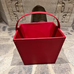 Crate & Barrel: borsa moderna in pelle rossa per riviste a cesto