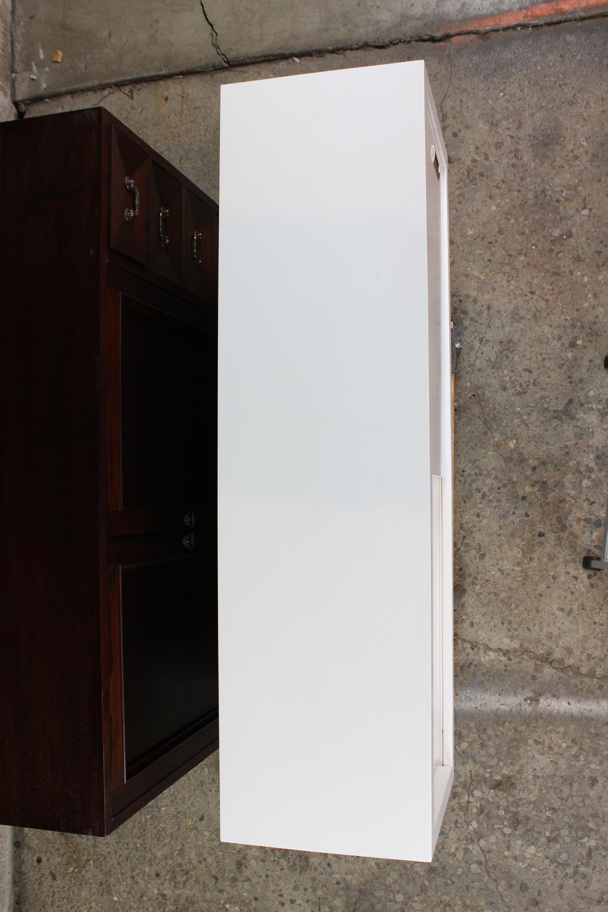 Crate & Barrel Aspect White Sliding Door Modular Modern TV Console In Good Condition In Dayton, OH