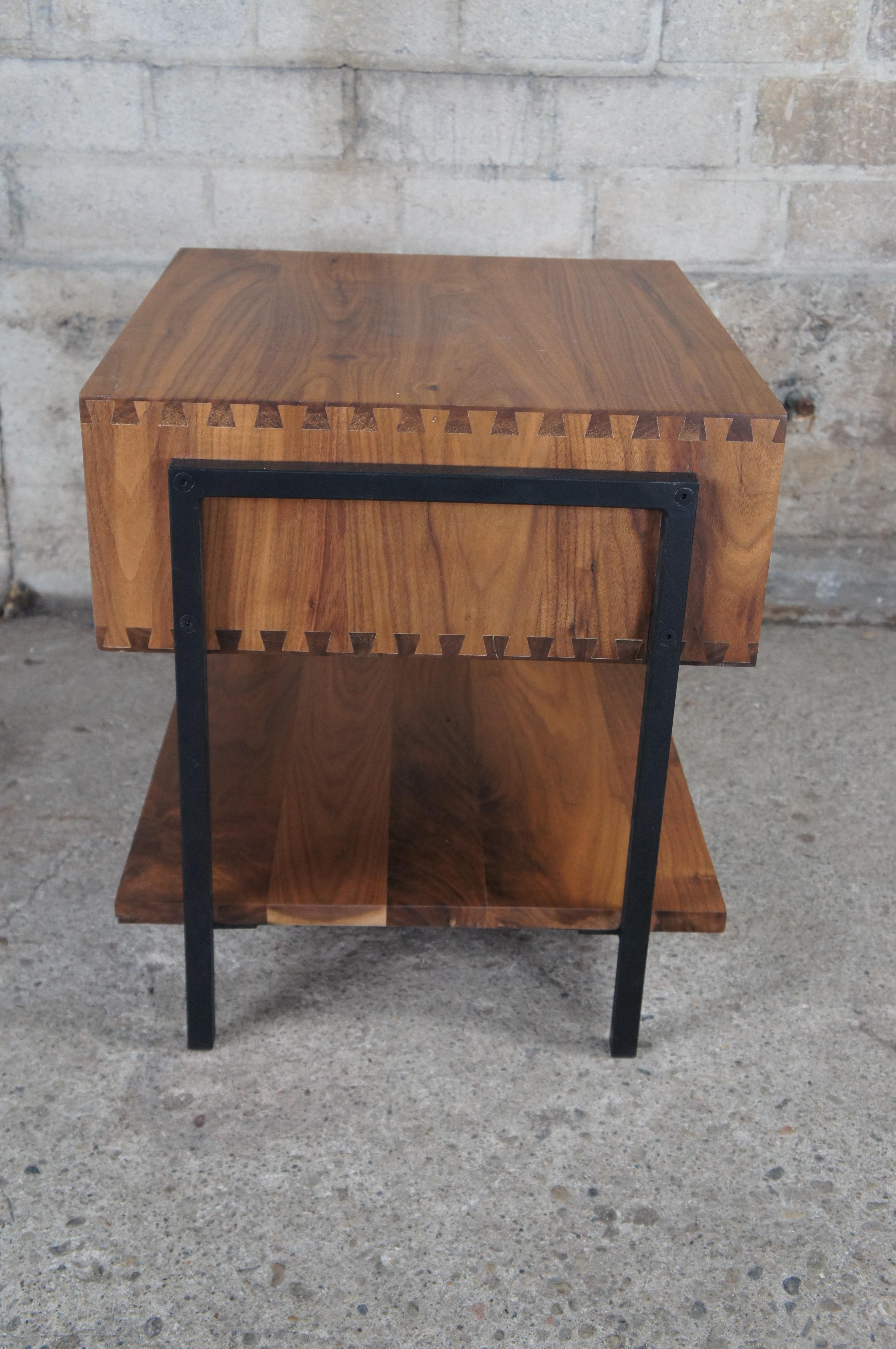 Crate & Barrel Peroba Noyer noir et acier Atwood Table de nuit moderne Table d'extrémité en vente 4